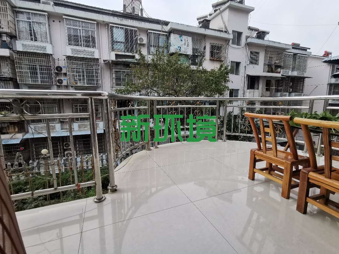 融苑小区  6室3厅2卫   235.00万客厅