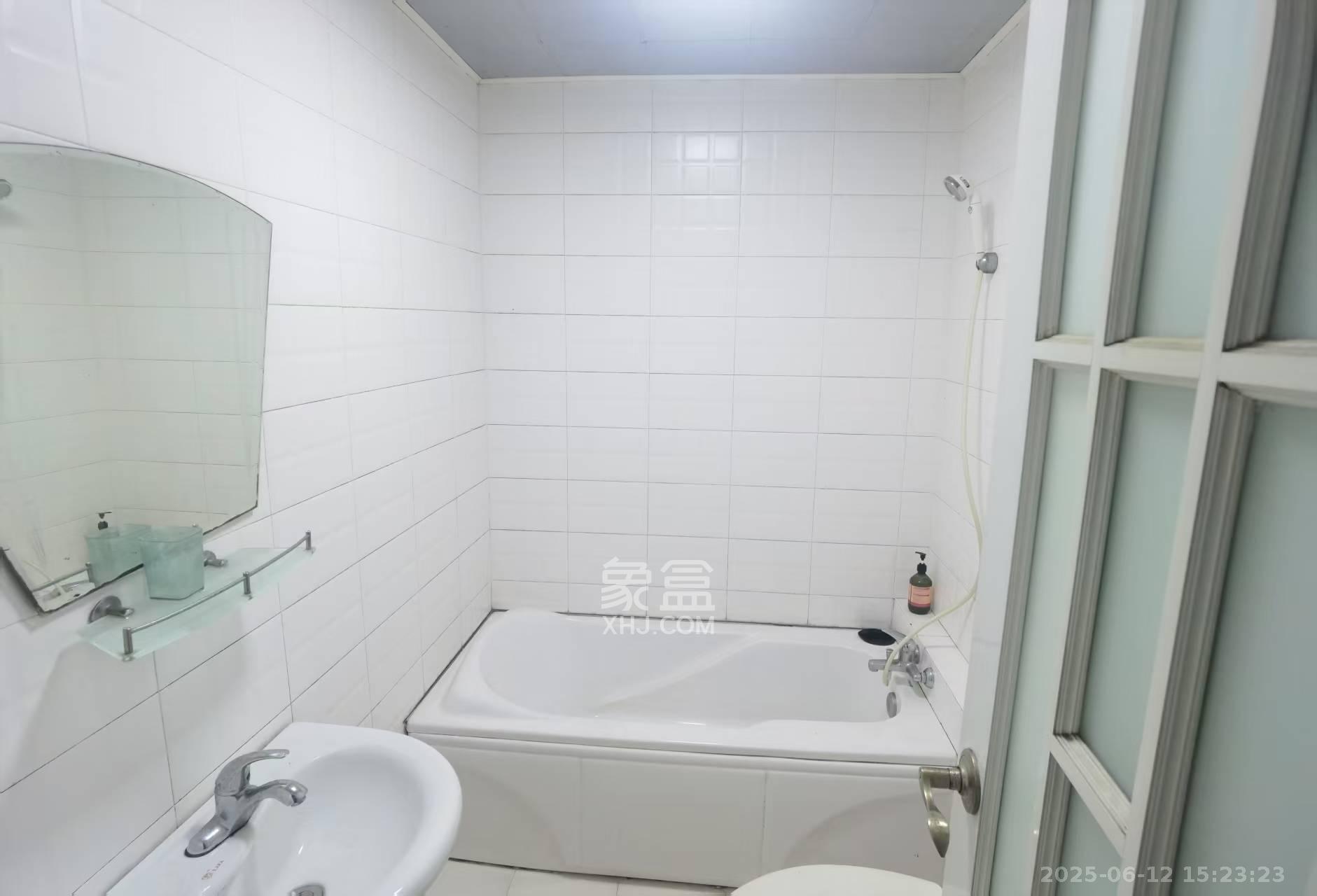 东汉公寓 3室1厅2卫 2000.0元/月 东汉公寓 3室1厅2卫 2000.0元/月室内图