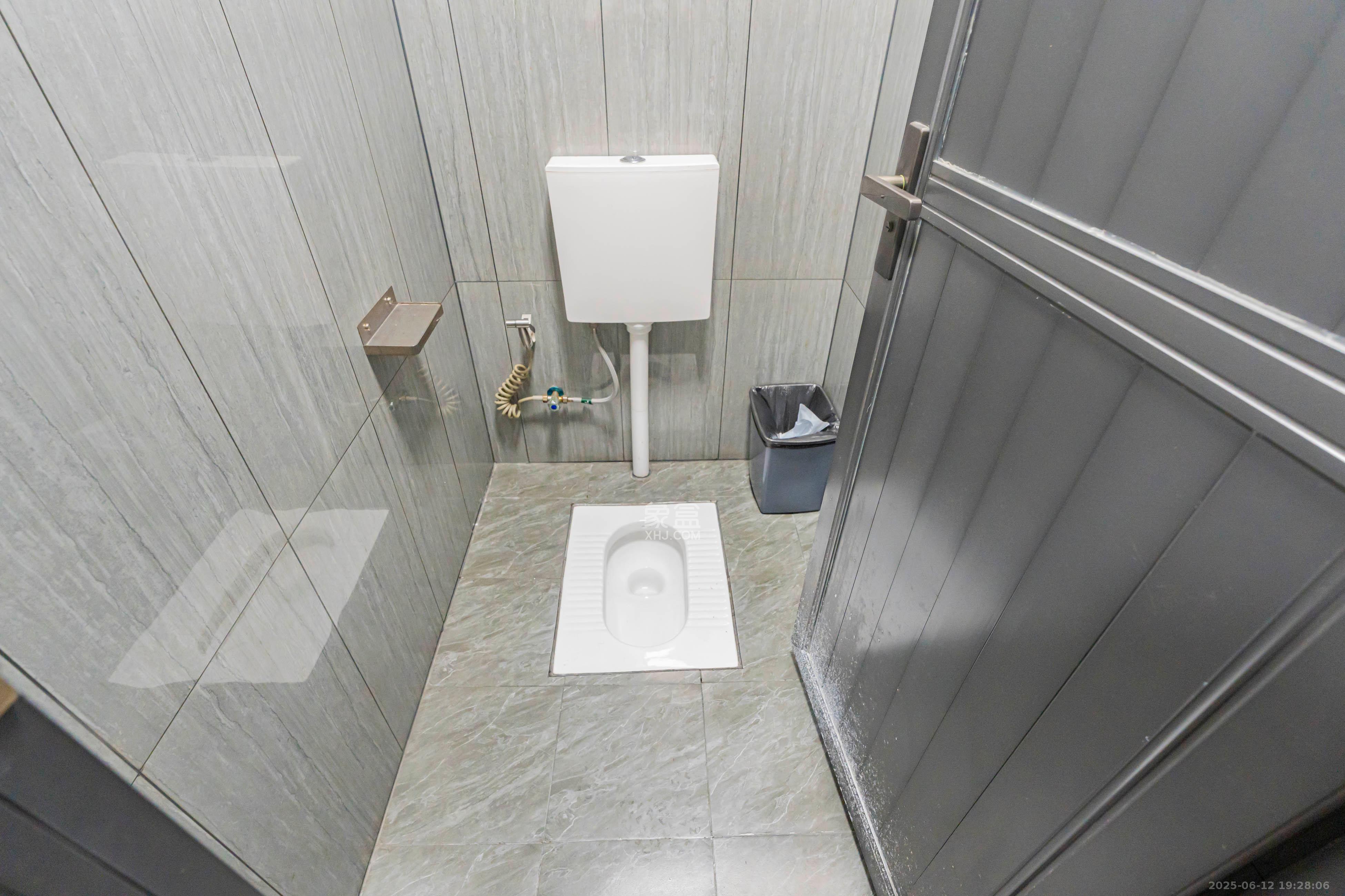 营盘街社区  6室3厅3卫   1500.00万卫生间