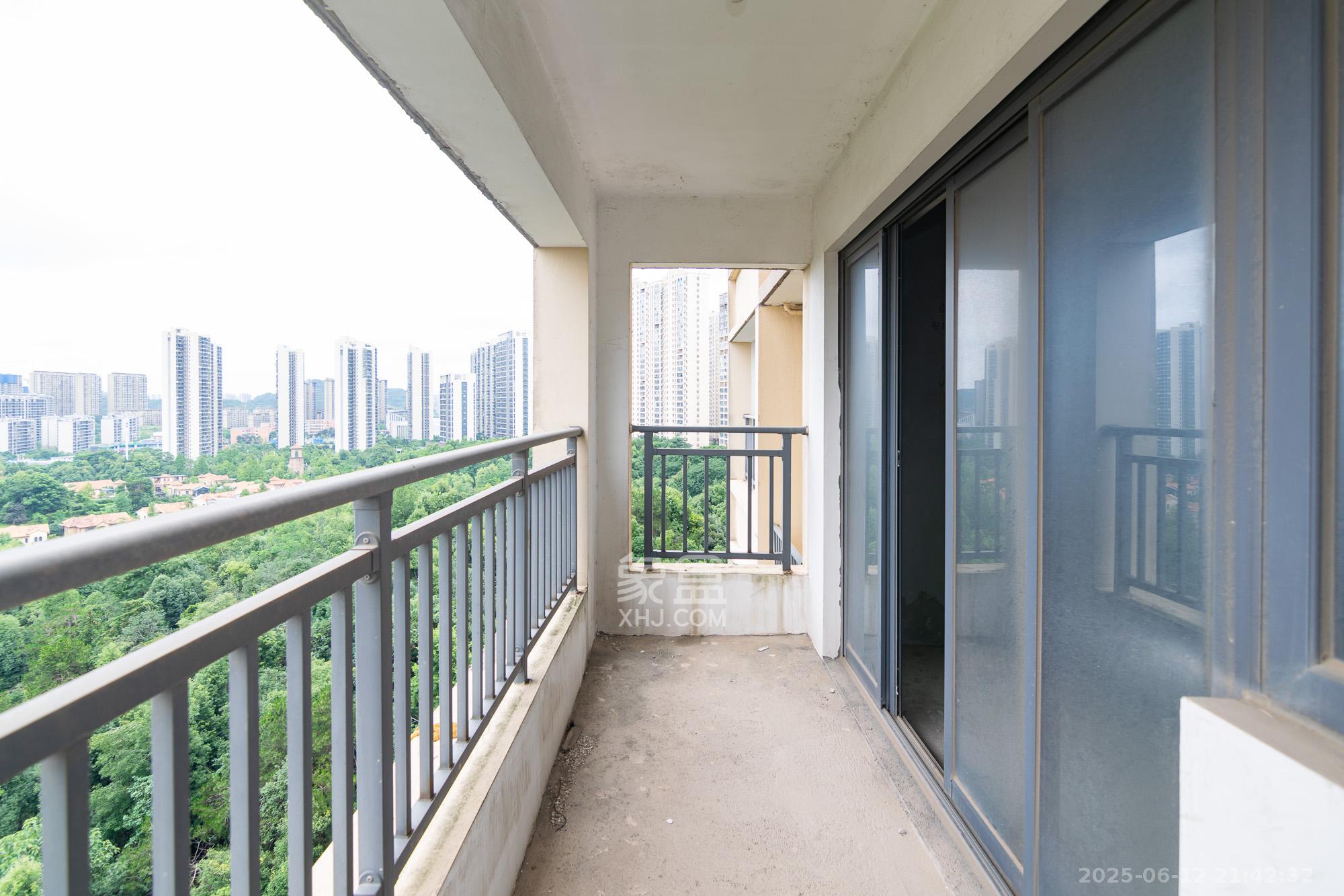 中粮鸿云  4室2厅2卫    95.0万阳台