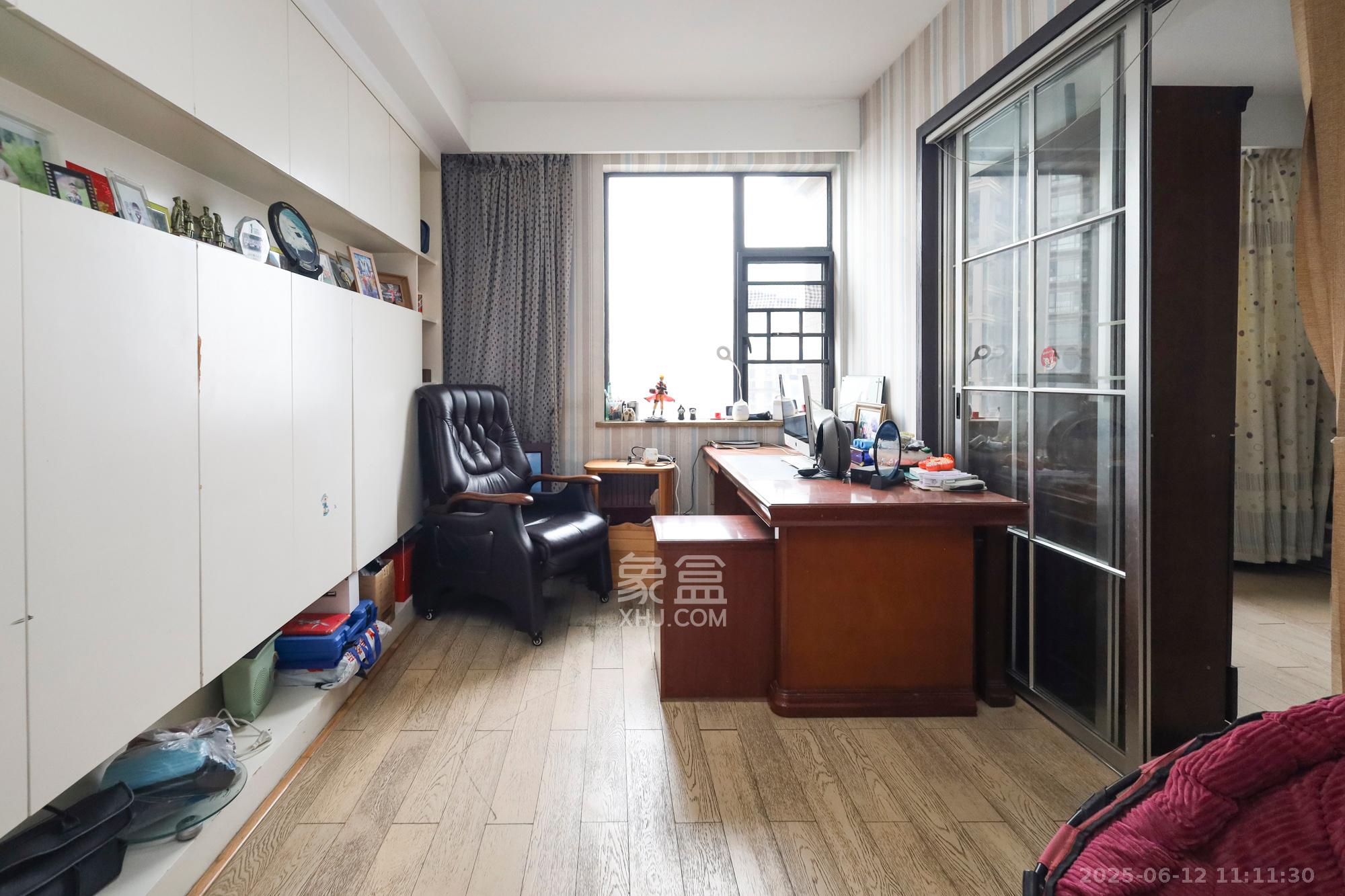 双湾国际(湘江御景花园) 4室2厅2卫 3500.0元/月 双湾国际(湘江御景花园) 4室2厅2卫 3500.0元/月室内图