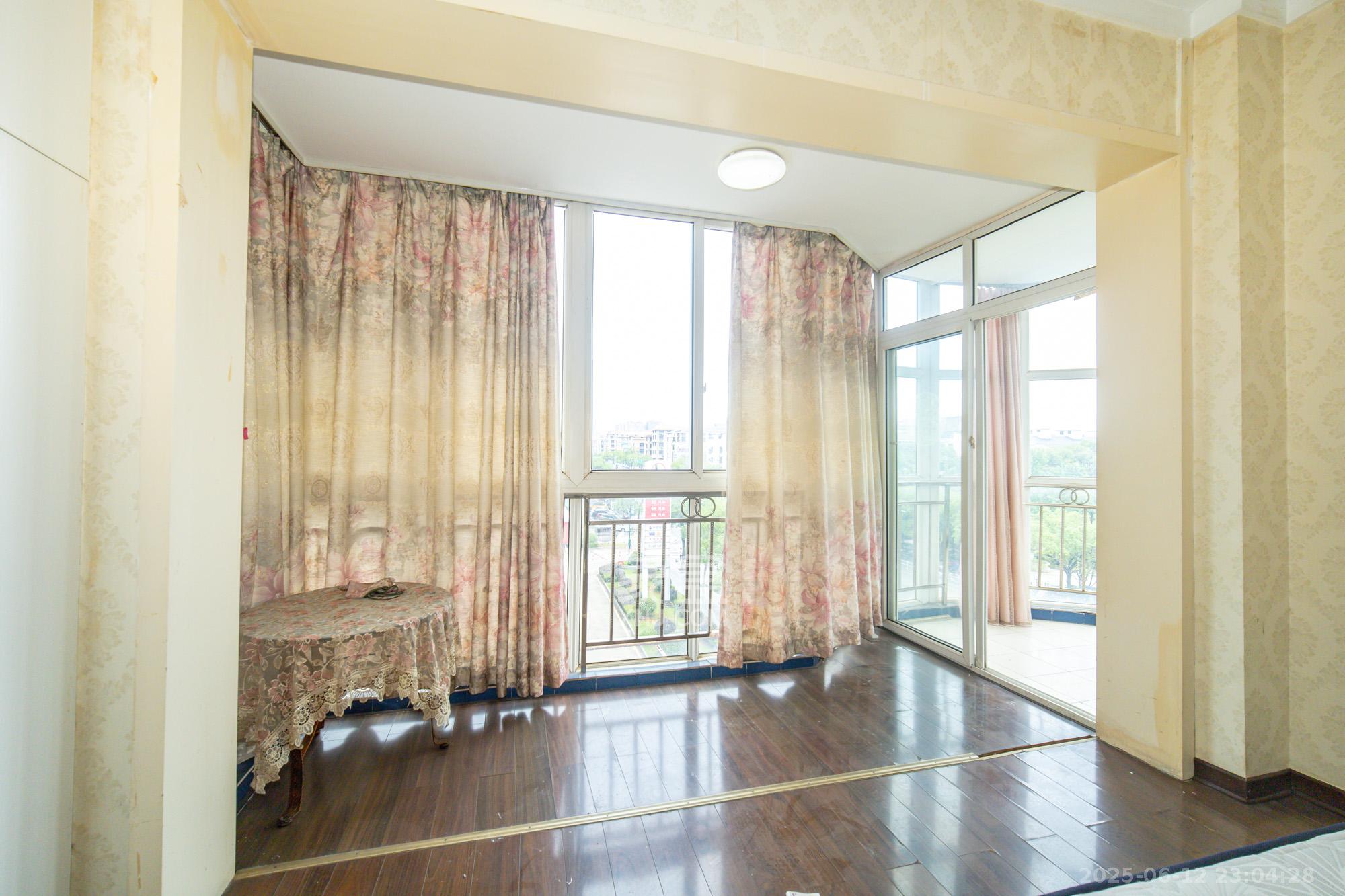 领秀星城(领秀新城)  3室2厅2卫    51.8万 领秀星城(领秀新城)  3室2厅2卫    51.8万阳台