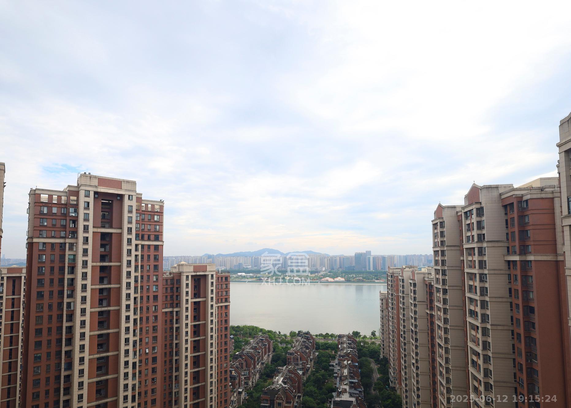 绿地海外滩一期  2室2厅1卫   43.00万其他
