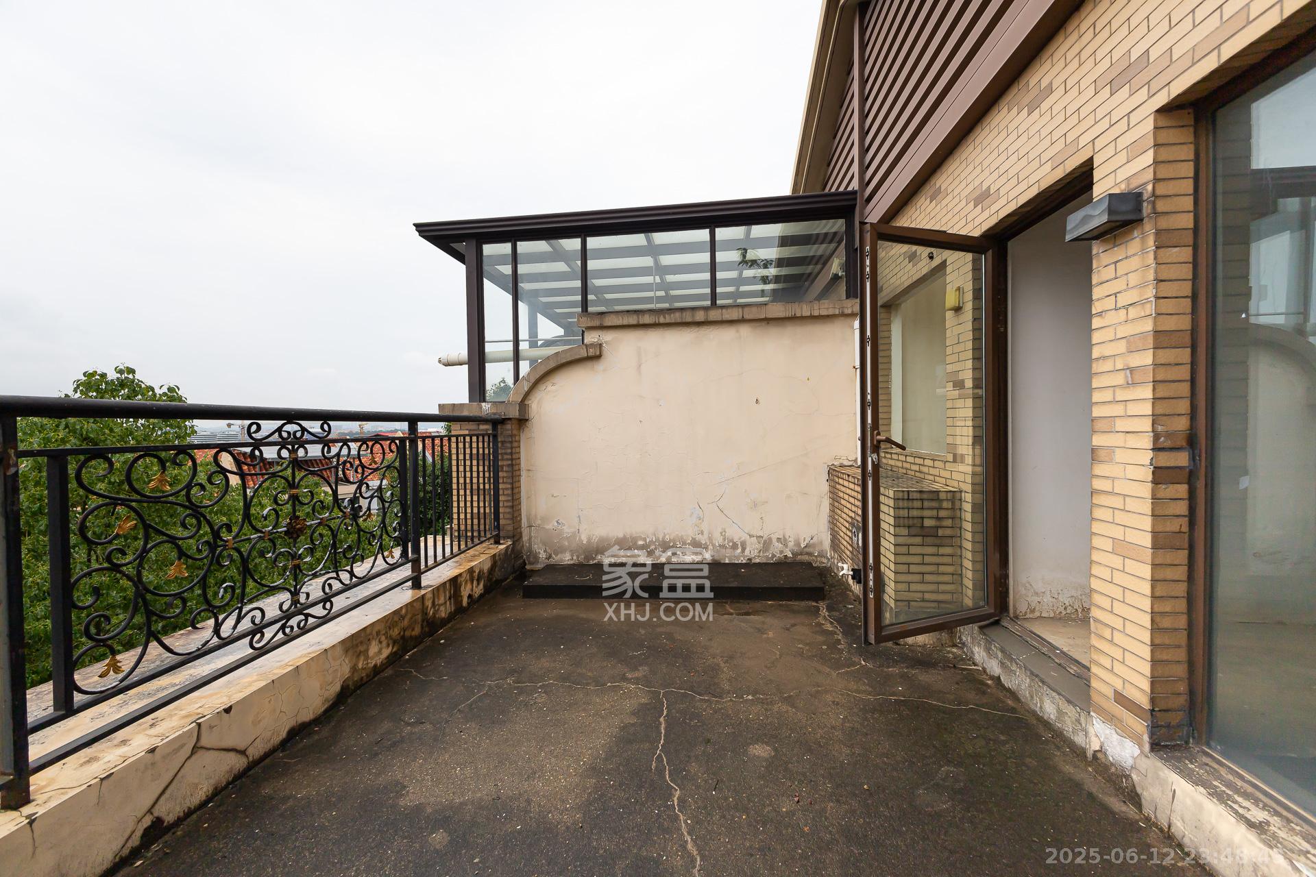 盈峰翠邸 5室2厅3卫 162.0万 盈峰翠邸 5室2厅3卫 162.0万阳台