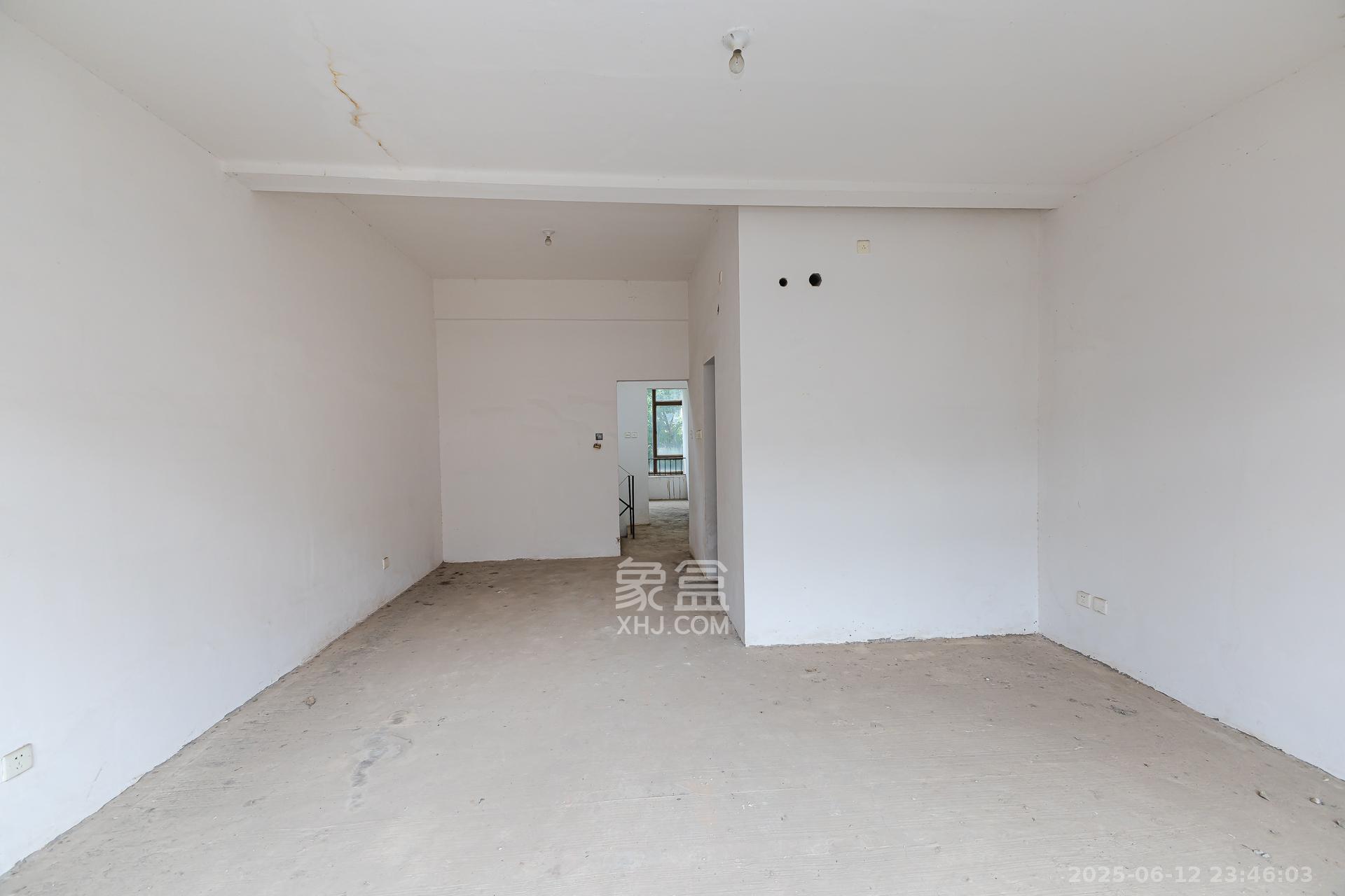 盈峰翠邸 4室2厅3卫 251.0万 盈峰翠邸 4室2厅3卫 251.0万卧室