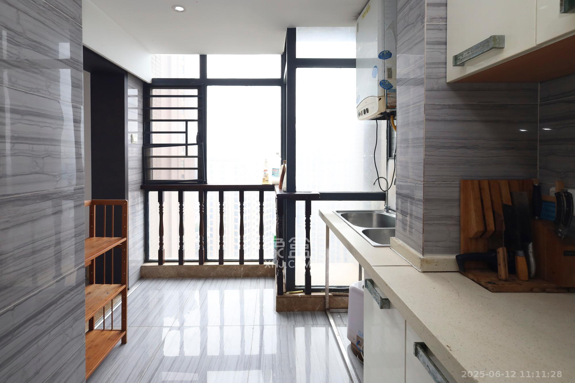 双湾国际(湘江御景花园) 4室2厅2卫 3500.0元/月 双湾国际(湘江御景花园) 4室2厅2卫 3500.0元/月室内图