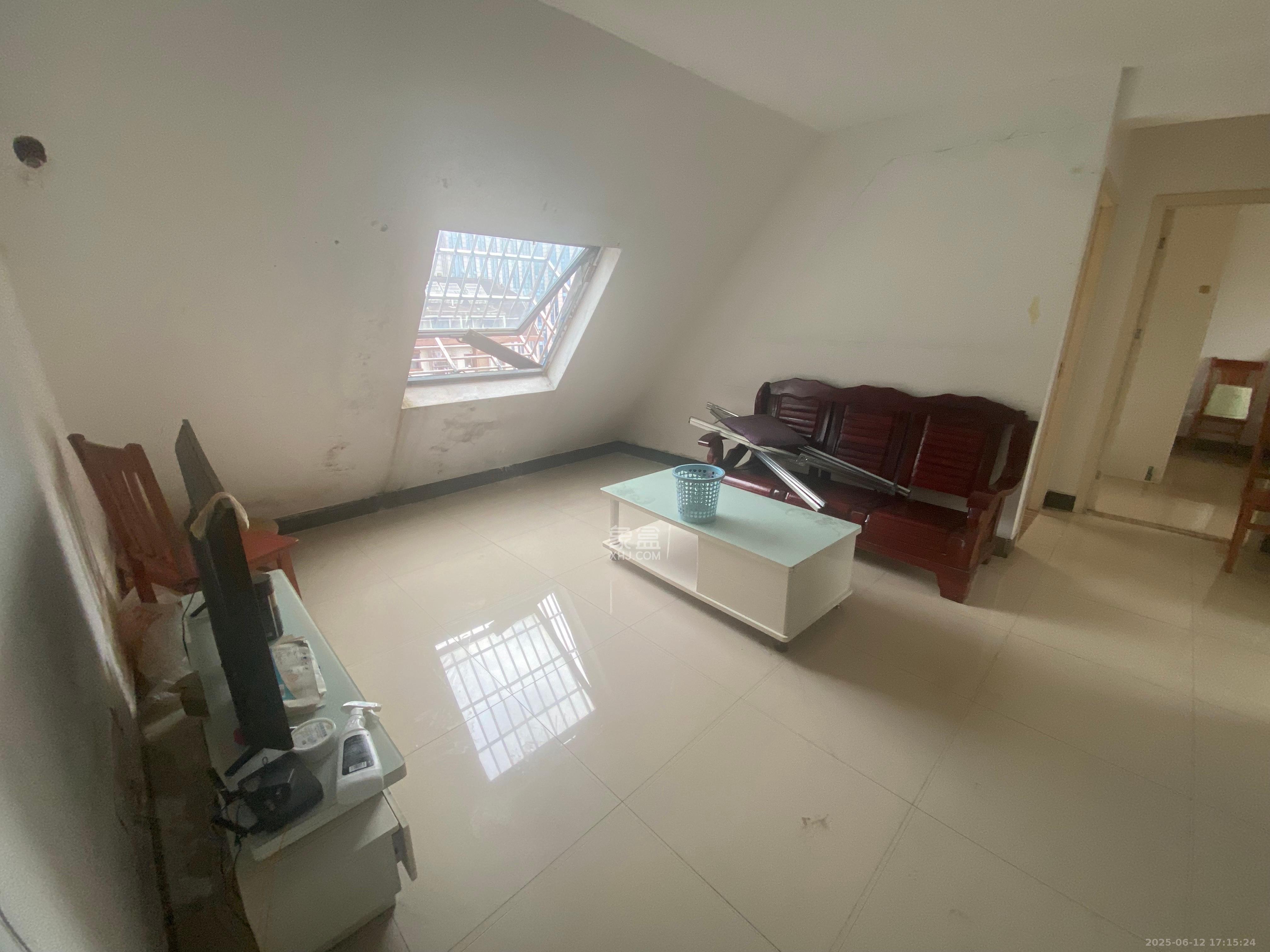 高信向日葵  3室2厅2卫    2000.0元/月 高信向日葵  3室2厅2卫    2000.0元/月