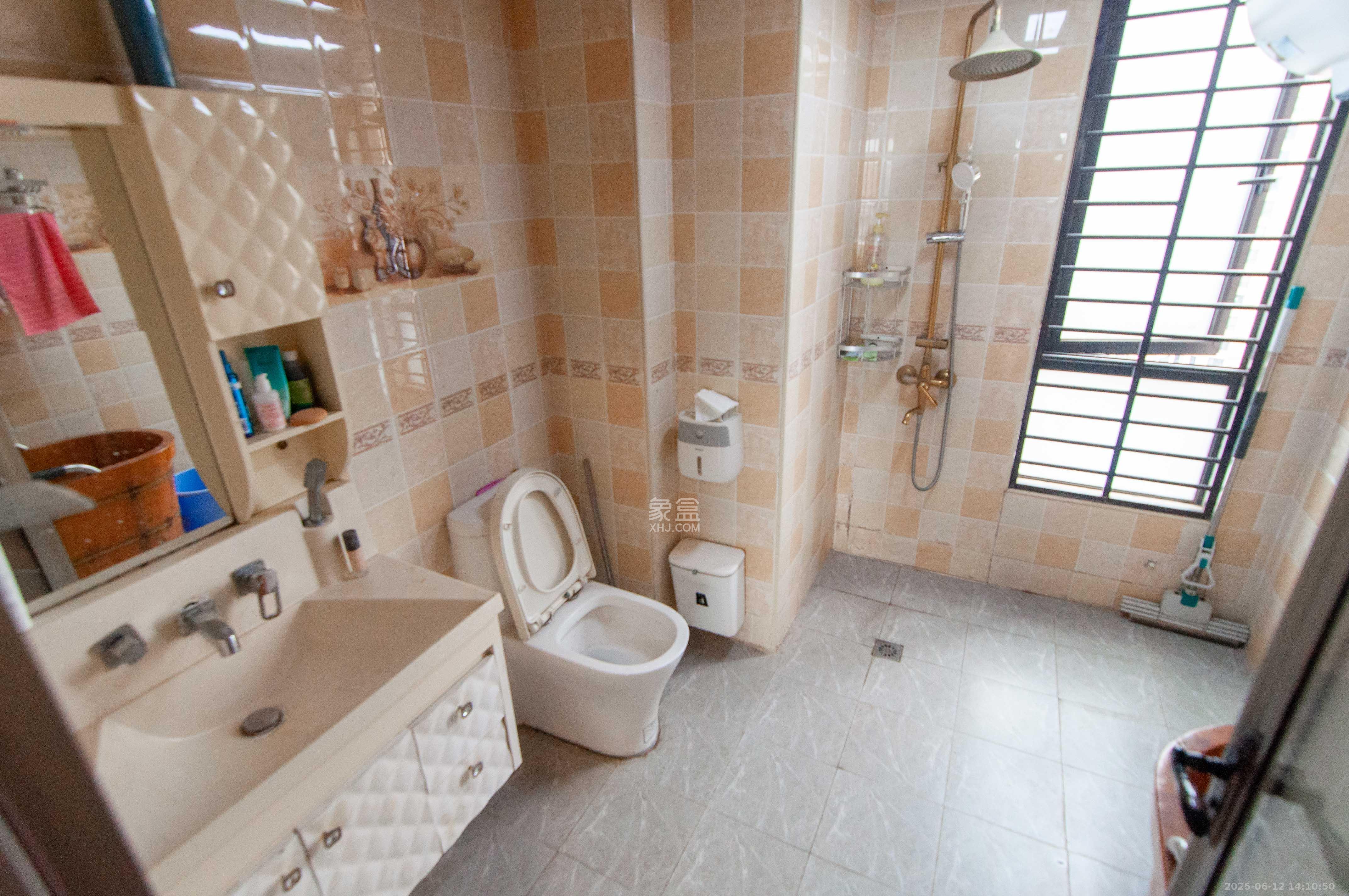 达美D6区 4室2厅2卫 145.0万 达美D6区 4室2厅2卫 145.0万卫生间