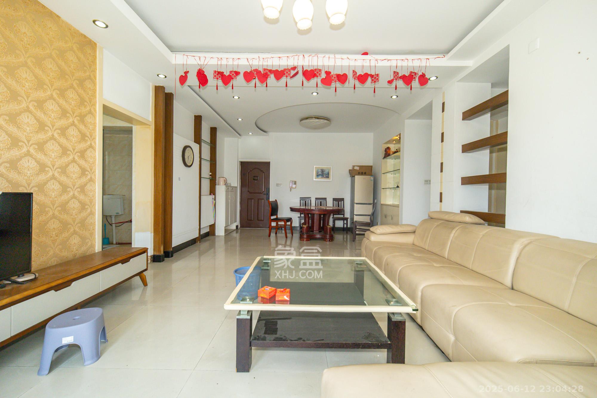 领秀星城(领秀新城)  3室2厅2卫    51.8万 领秀星城(领秀新城)  3室2厅2卫    51.8万客厅