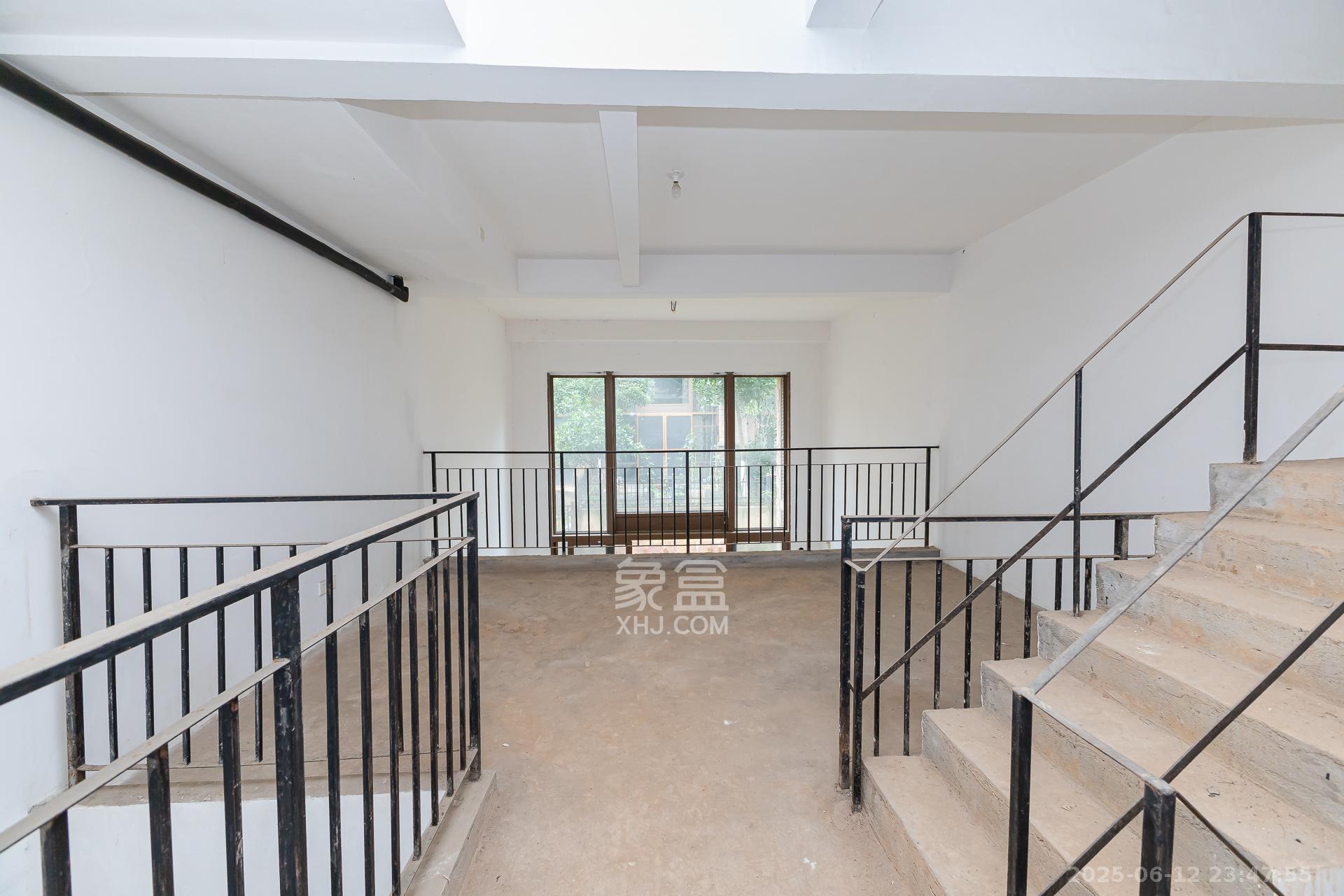 盈峰翠邸 5室2厅3卫 162.0万 盈峰翠邸 5室2厅3卫 162.0万卧室