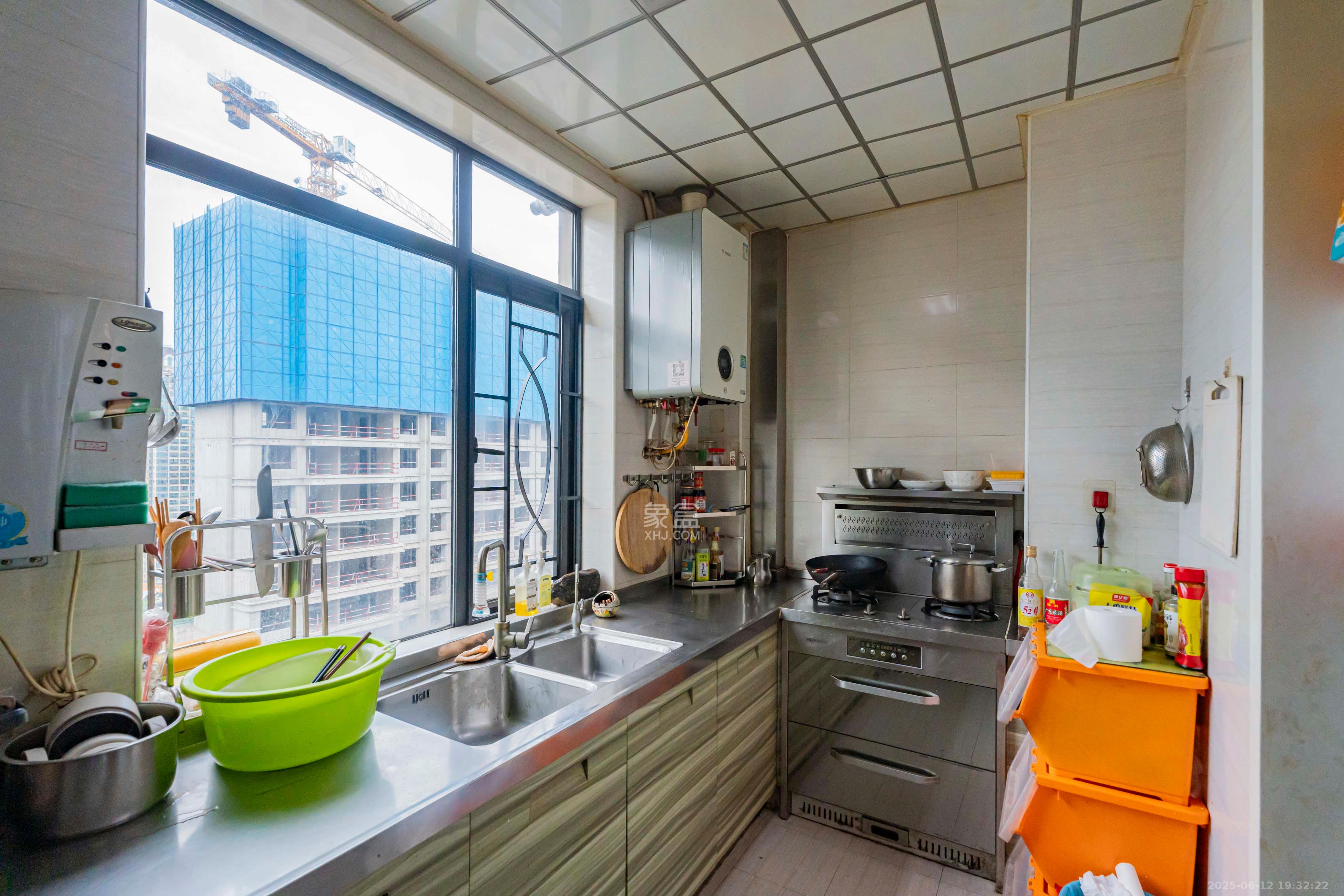 归心苑  4室2厅2卫    168.0万厨房