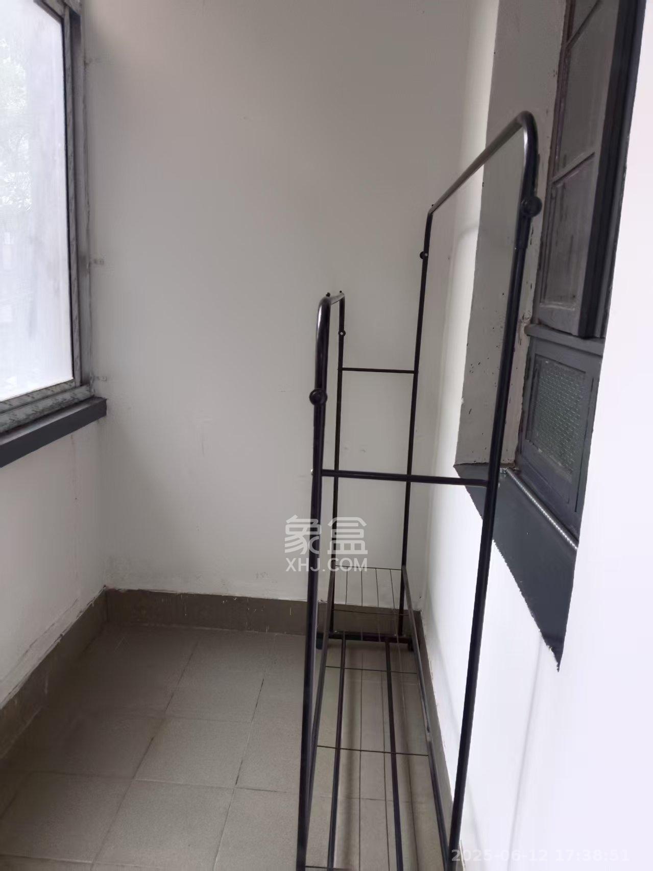 文艺新村  1室1厅1卫   1500.00元/月室内图