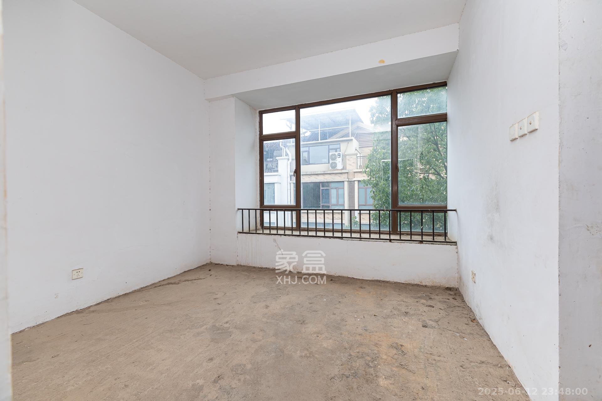 盈峰翠邸 5室2厅3卫 162.0万 盈峰翠邸 5室2厅3卫 162.0万卧室