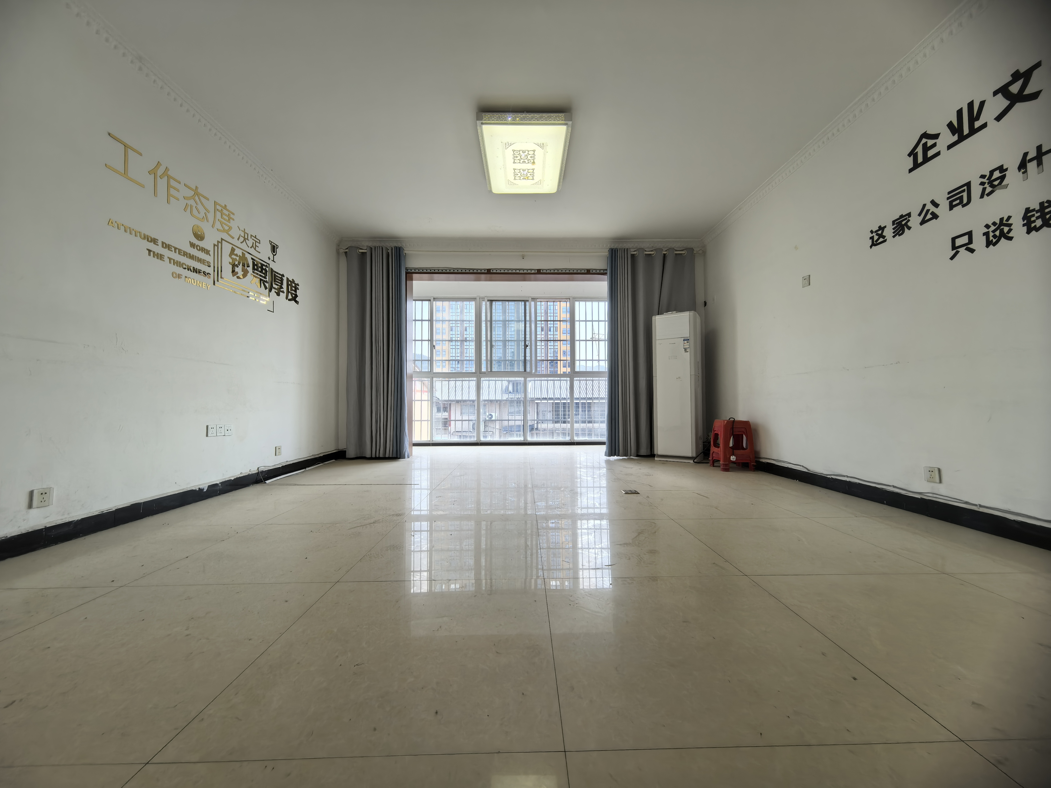 龙城街  4室2厅2卫   2000.00元/月