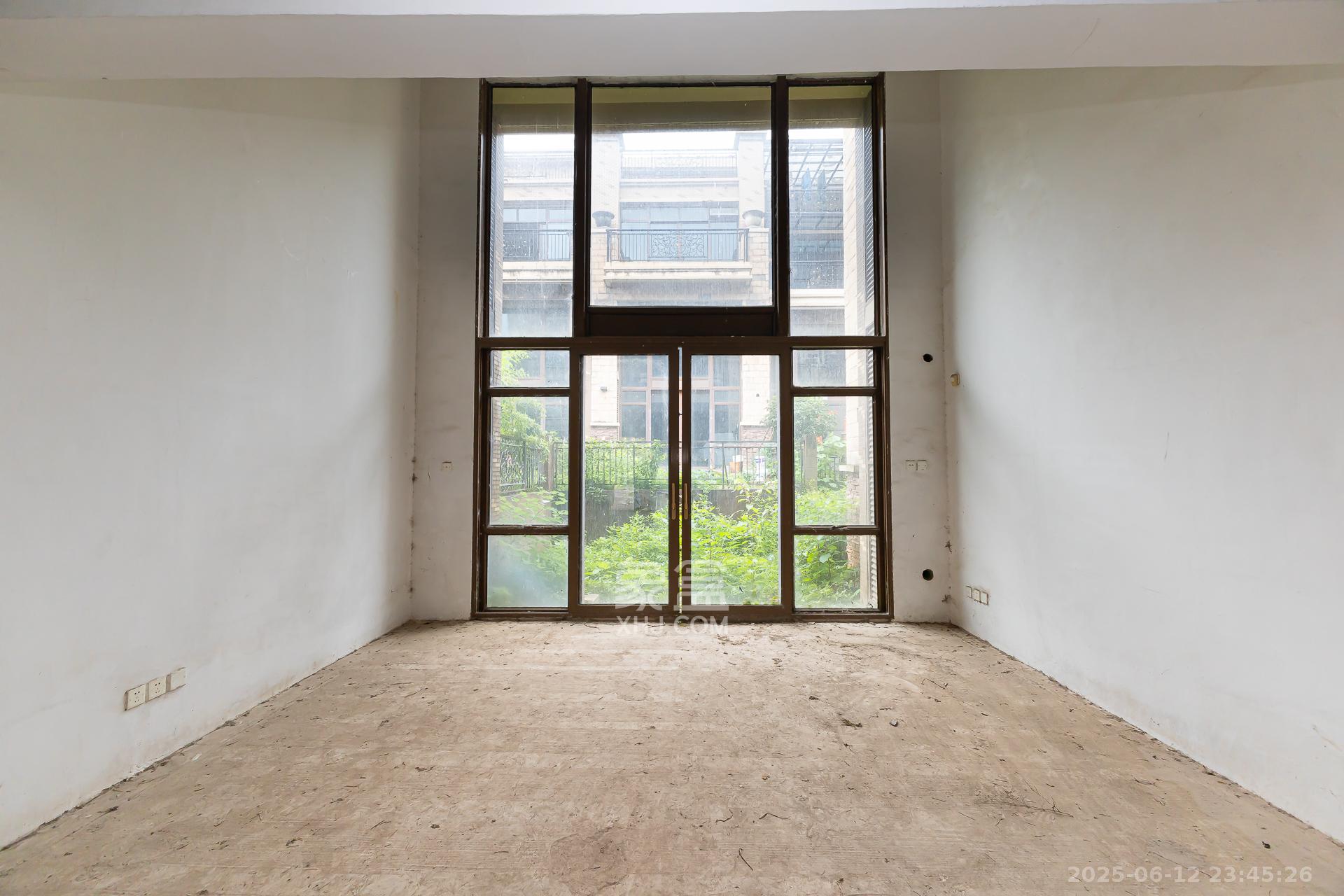 盈峰翠邸 4室2厅3卫 251.0万 盈峰翠邸 4室2厅3卫 251.0万客厅