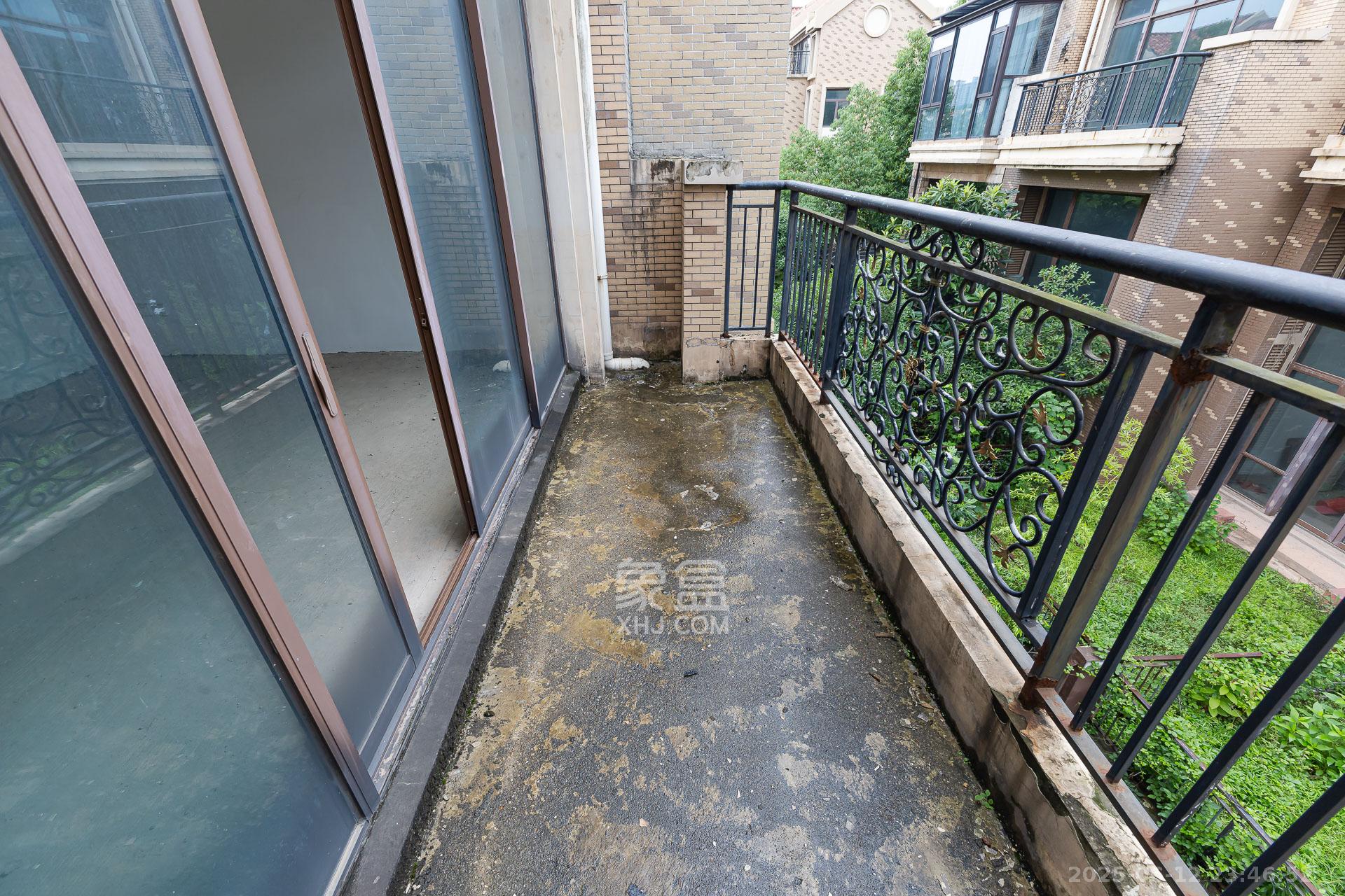 盈峰翠邸 4室2厅3卫 251.0万 盈峰翠邸 4室2厅3卫 251.0万阳台