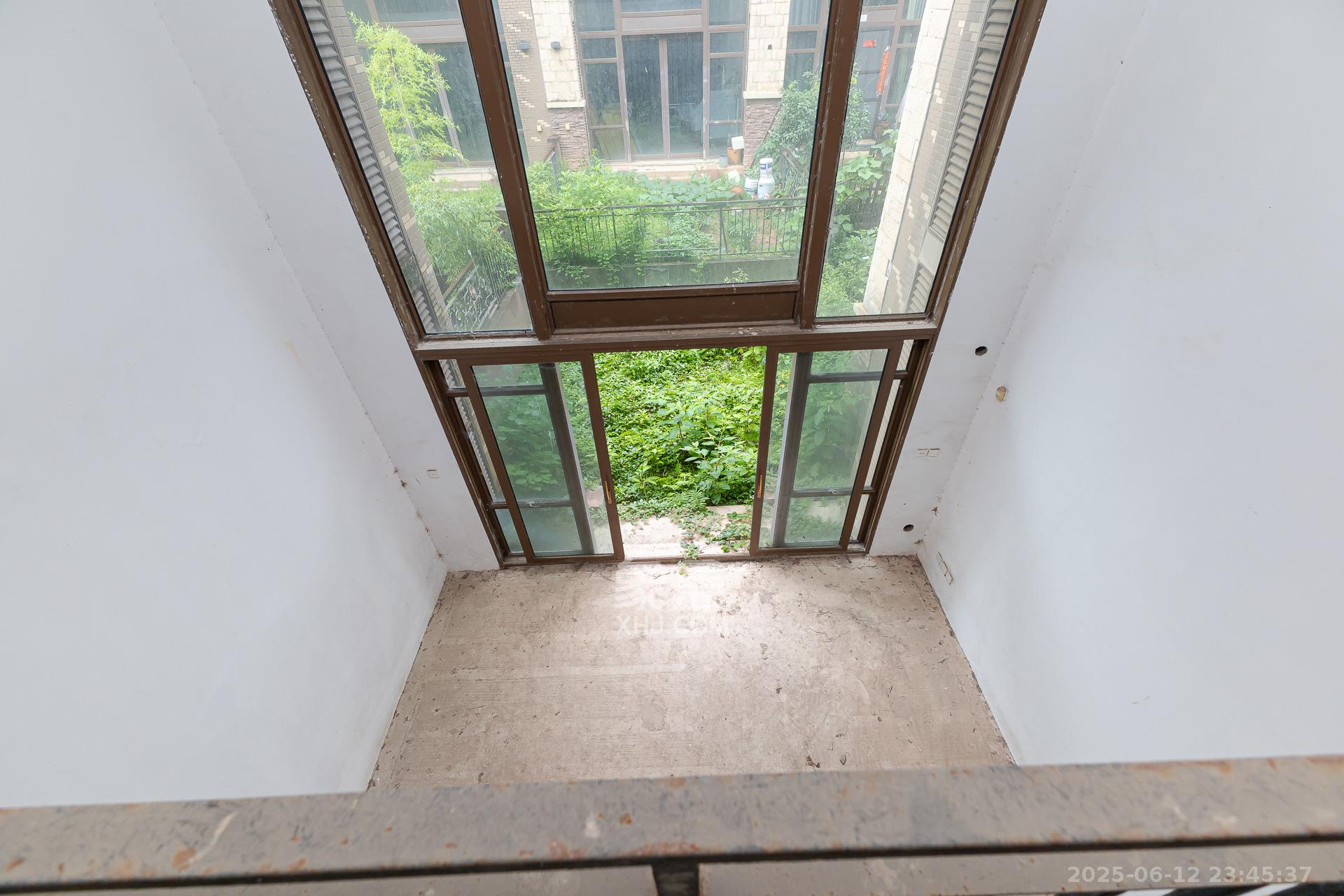 盈峰翠邸 4室2厅3卫 251.0万 盈峰翠邸 4室2厅3卫 251.0万客厅