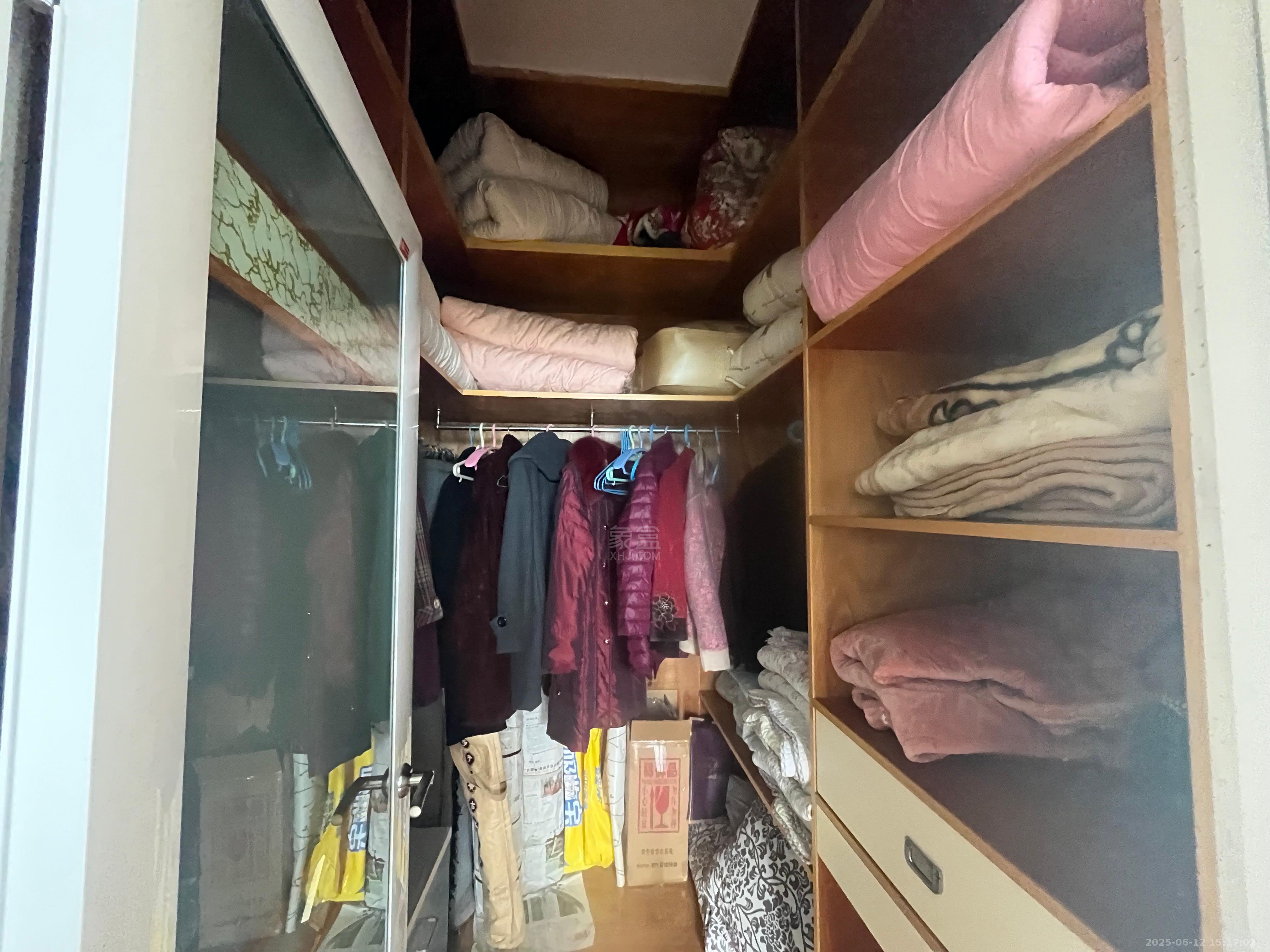 地税新村  4室2厅1卫   2500.00元/月室内图