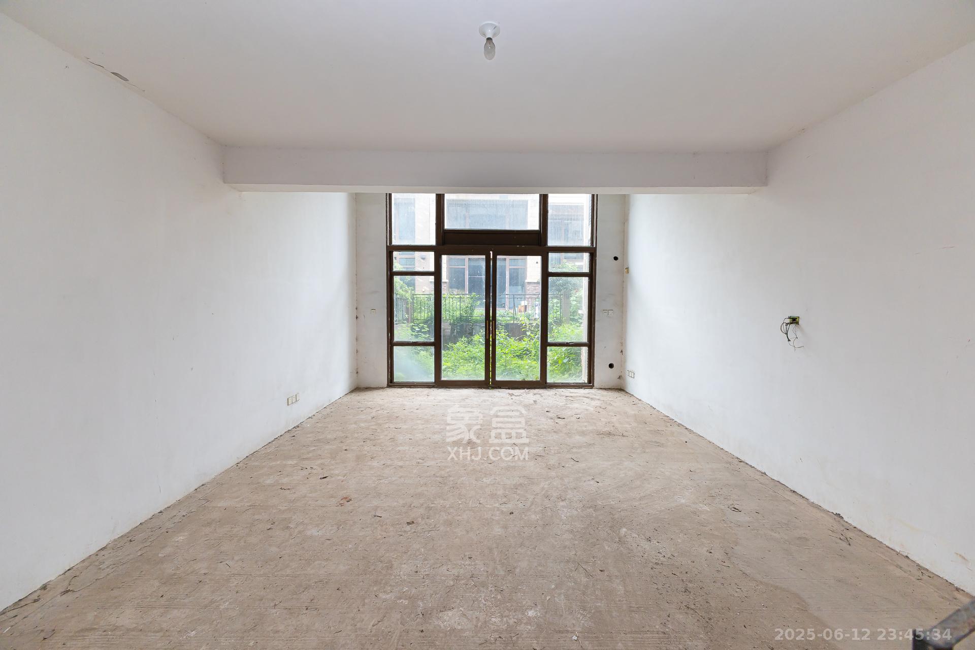 盈峰翠邸 4室2厅3卫 251.0万 盈峰翠邸 4室2厅3卫 251.0万客厅