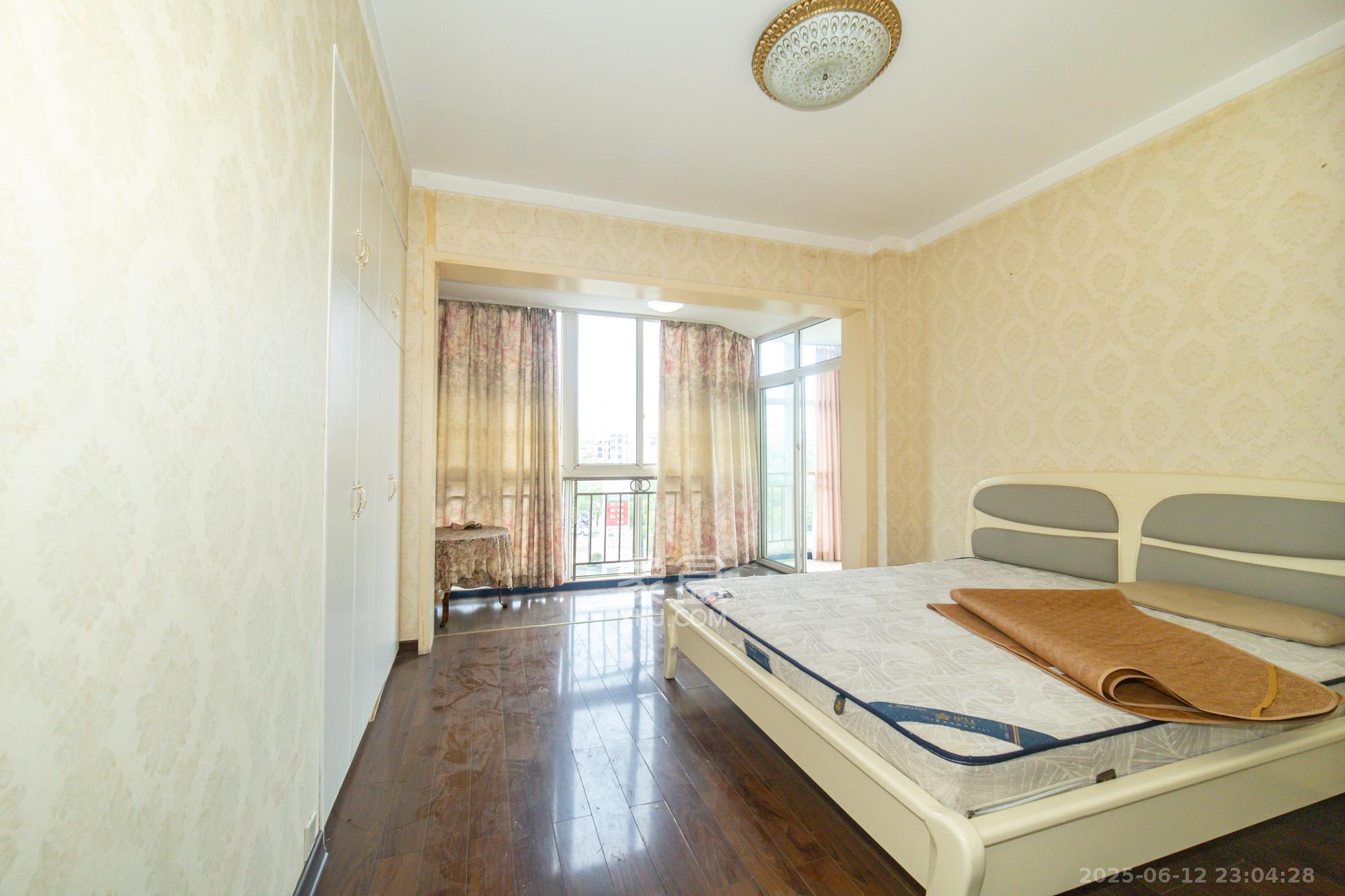 领秀星城(领秀新城)  3室2厅2卫    51.8万 领秀星城(领秀新城)  3室2厅2卫    51.8万卧室