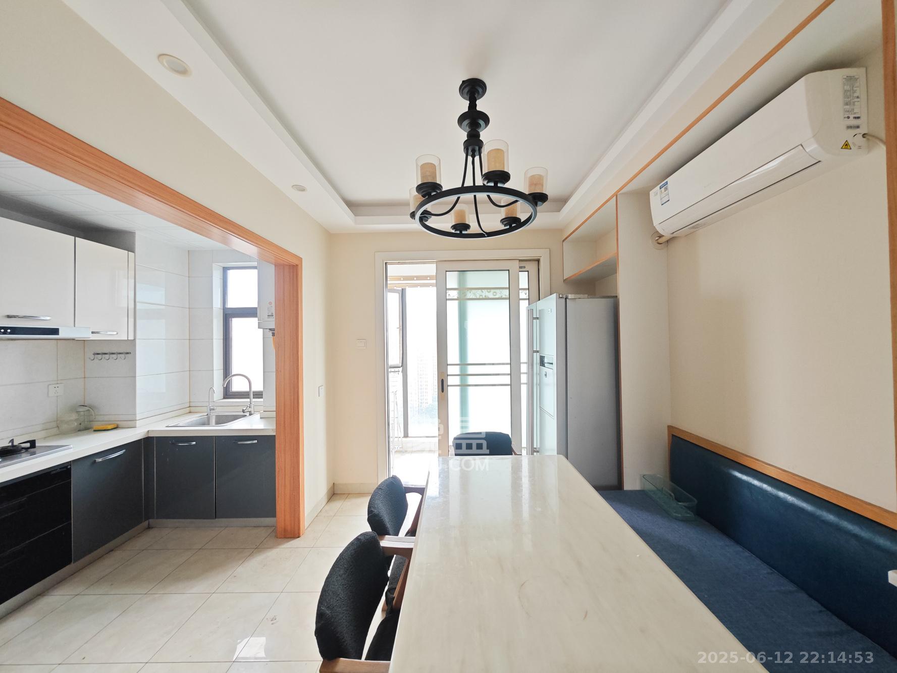 卓越蔚蓝城邦 3室2厅2卫 95.0万 卓越蔚蓝城邦 3室2厅2卫 95.0万客厅