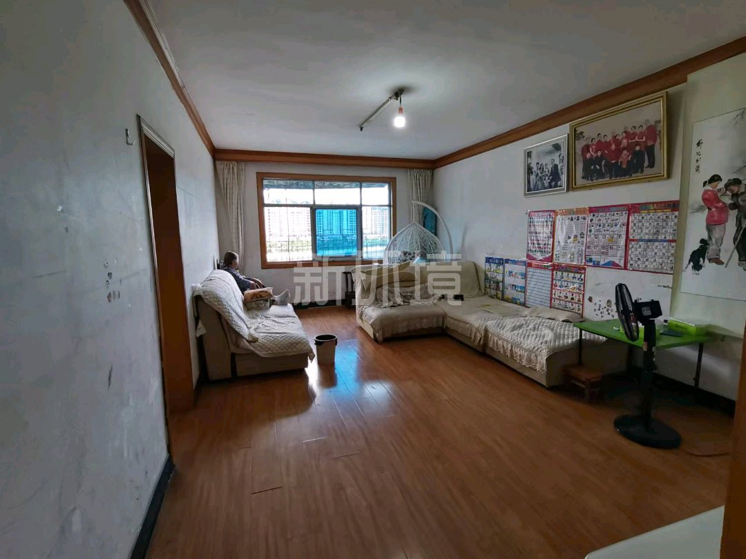 宝塔岗新村小区  3室2厅2卫   56.00万客厅