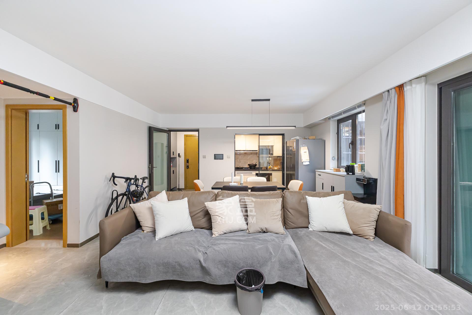 时代倾城四期 3室2厅2卫 108.0万 时代倾城四期 3室2厅2卫 108.0万客厅