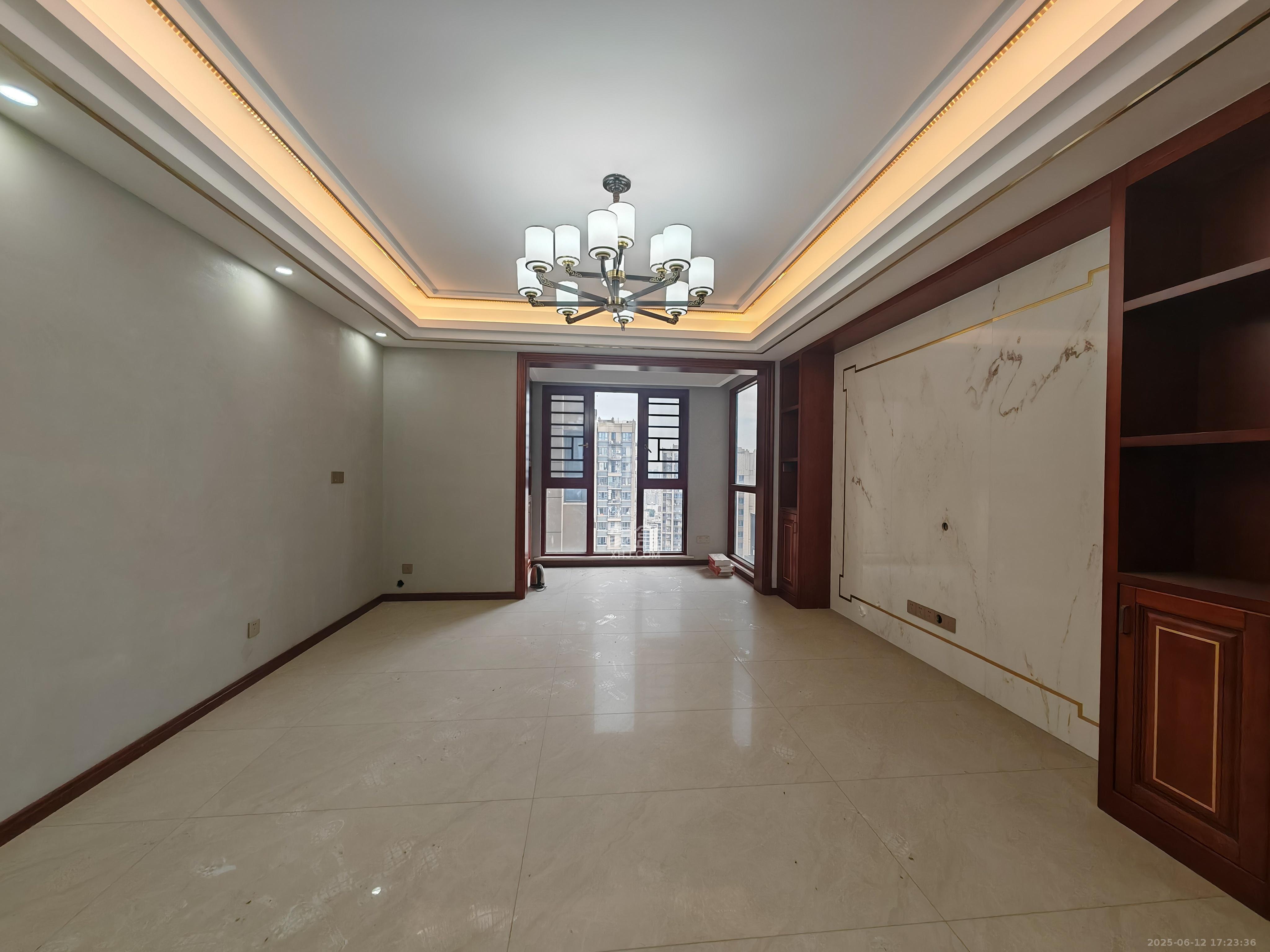 荣盛花语城 4室2厅2卫 2100.0元/月 荣盛花语城 4室2厅2卫 2100.0元/月室内图