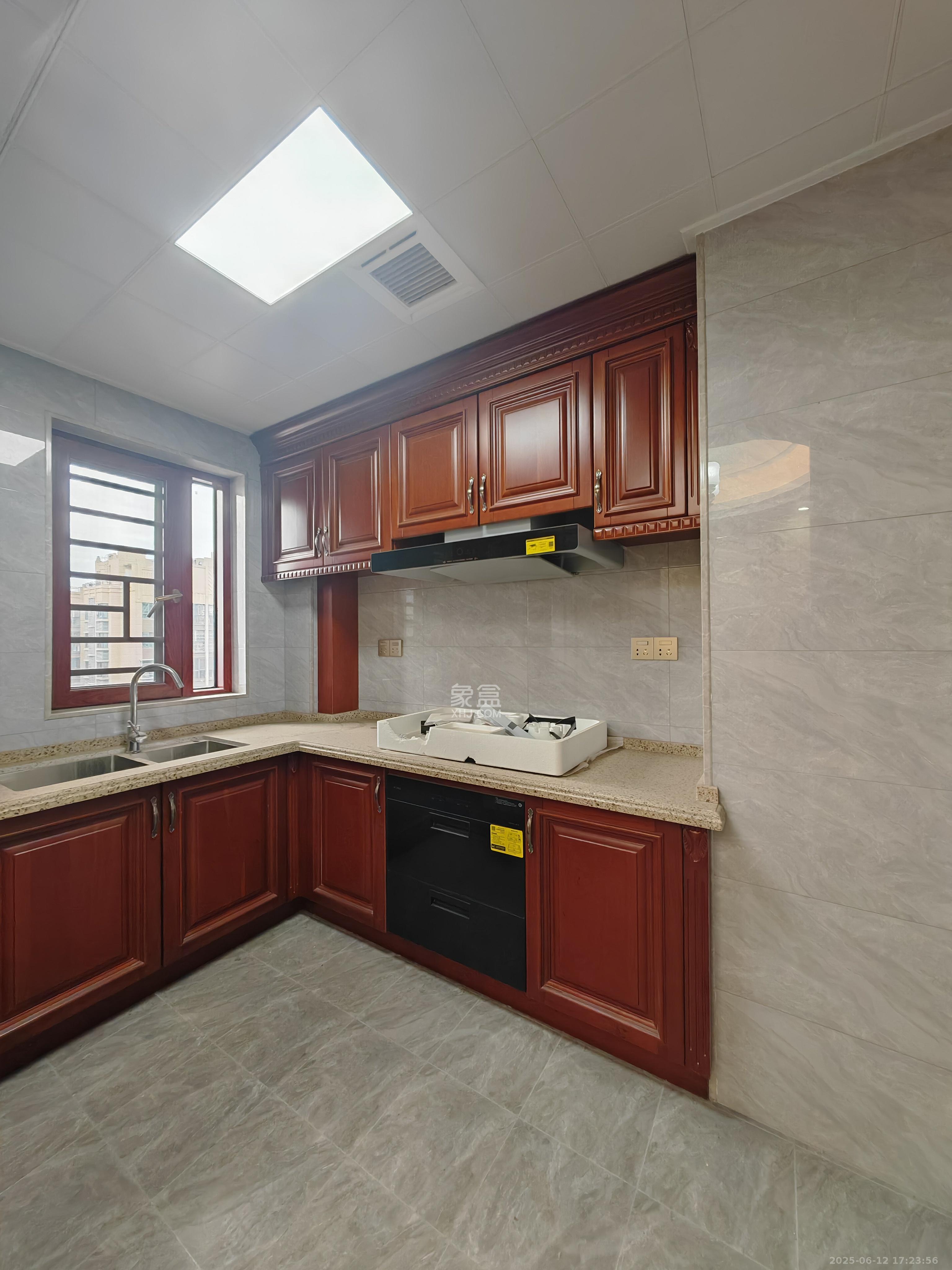 荣盛花语城 4室2厅2卫 2100.0元/月 荣盛花语城 4室2厅2卫 2100.0元/月室内图