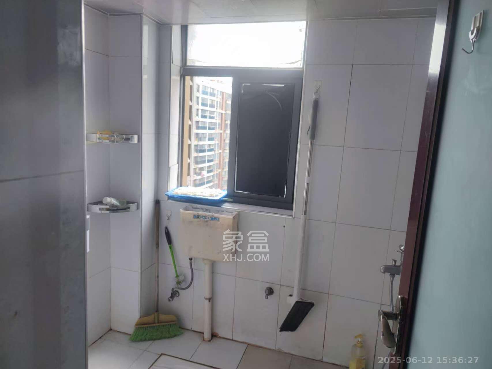 湘府东苑  2室2厅1卫    2000.0元/月 湘府东苑  2室2厅1卫    2000.0元/月室内图