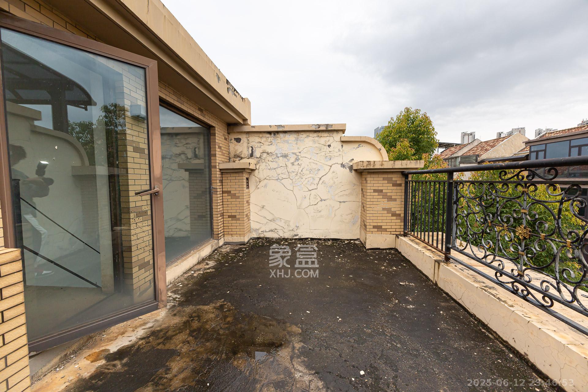 盈峰翠邸 4室2厅3卫 251.0万 盈峰翠邸 4室2厅3卫 251.0万阳台