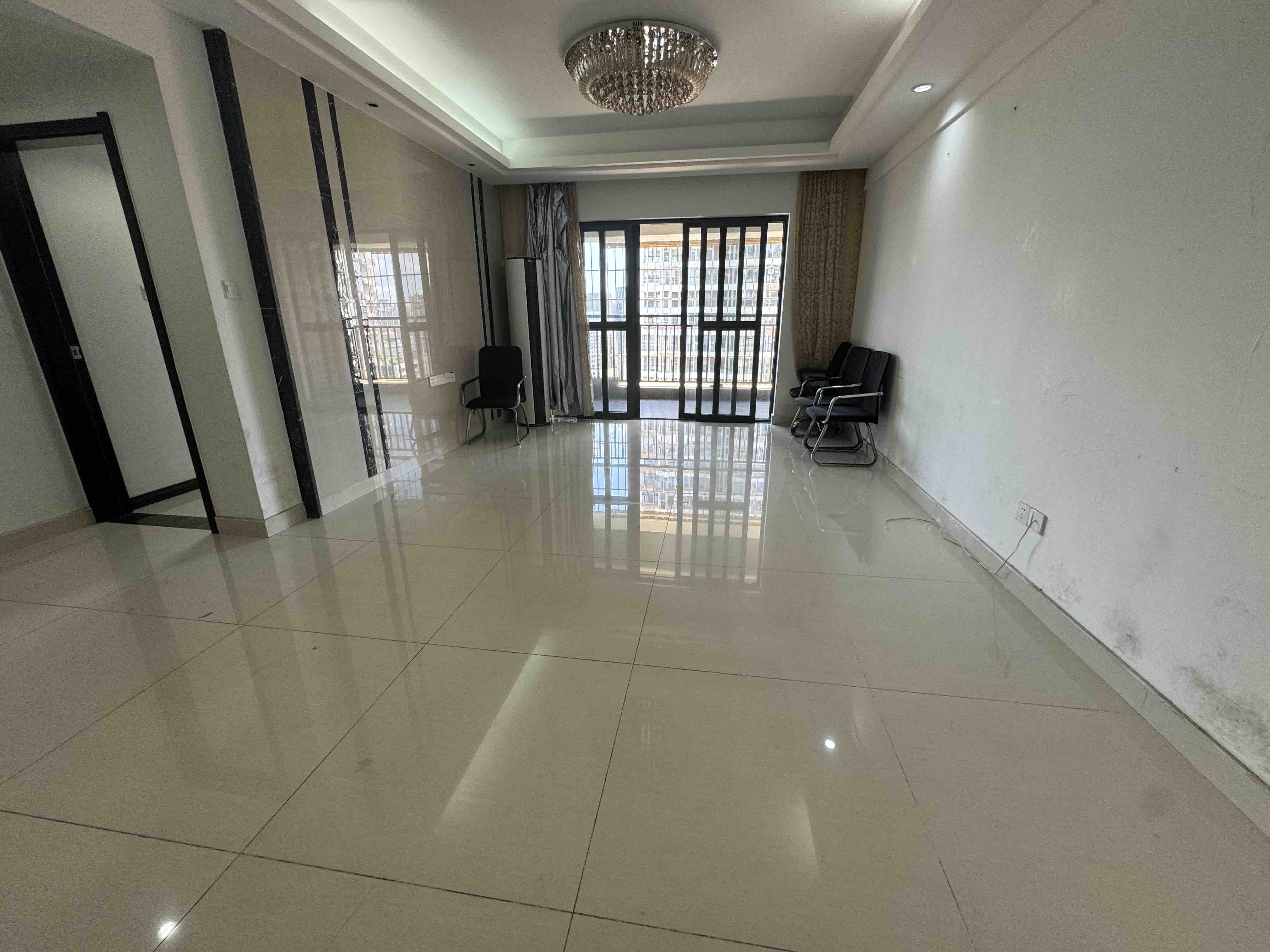 椰岛广场 3室2厅2卫 165.0万 椰岛广场 3室2厅2卫 165.0万客厅