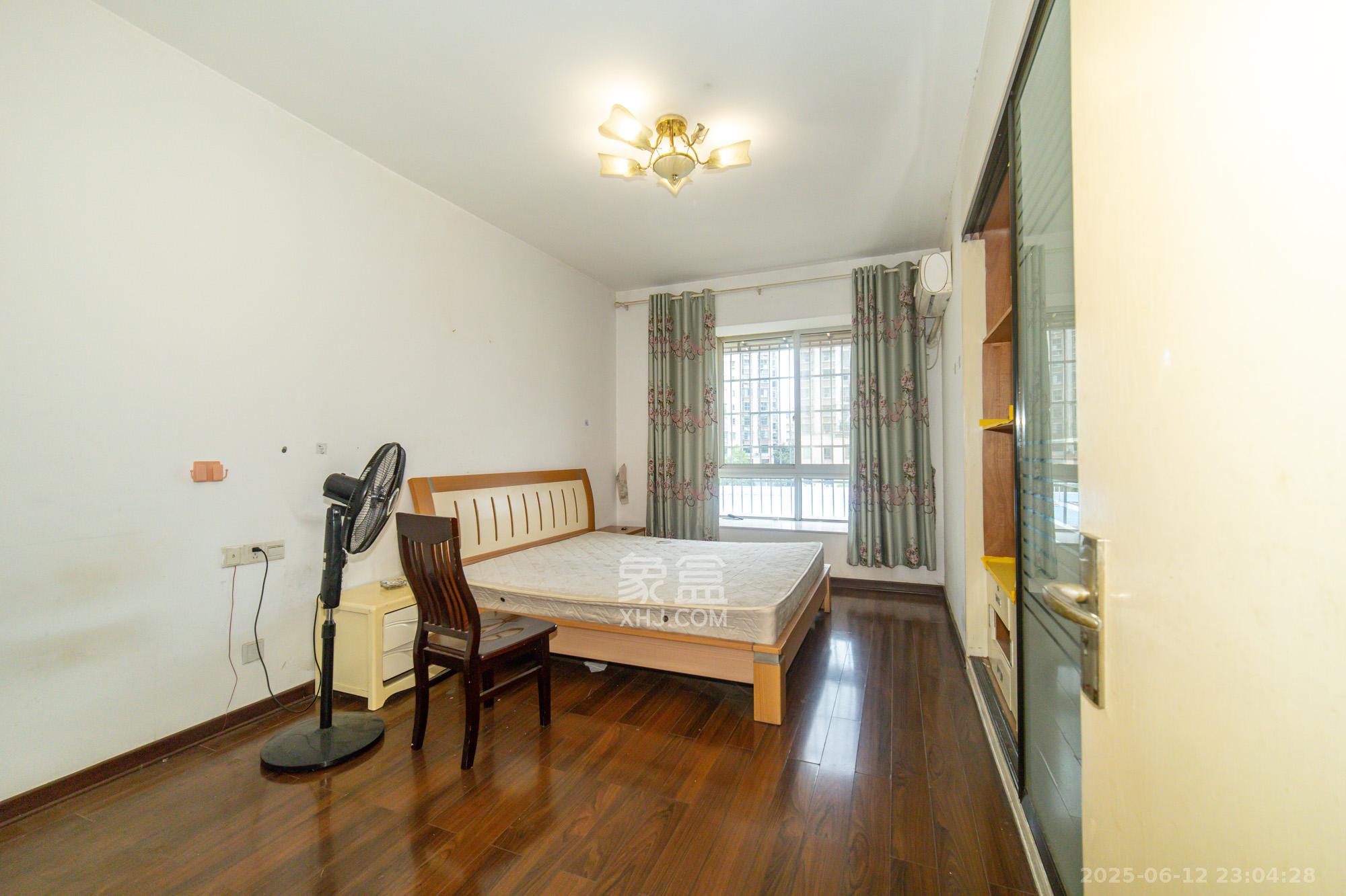 领秀星城(领秀新城)  3室2厅2卫    51.8万 领秀星城(领秀新城)  3室2厅2卫    51.8万卧室