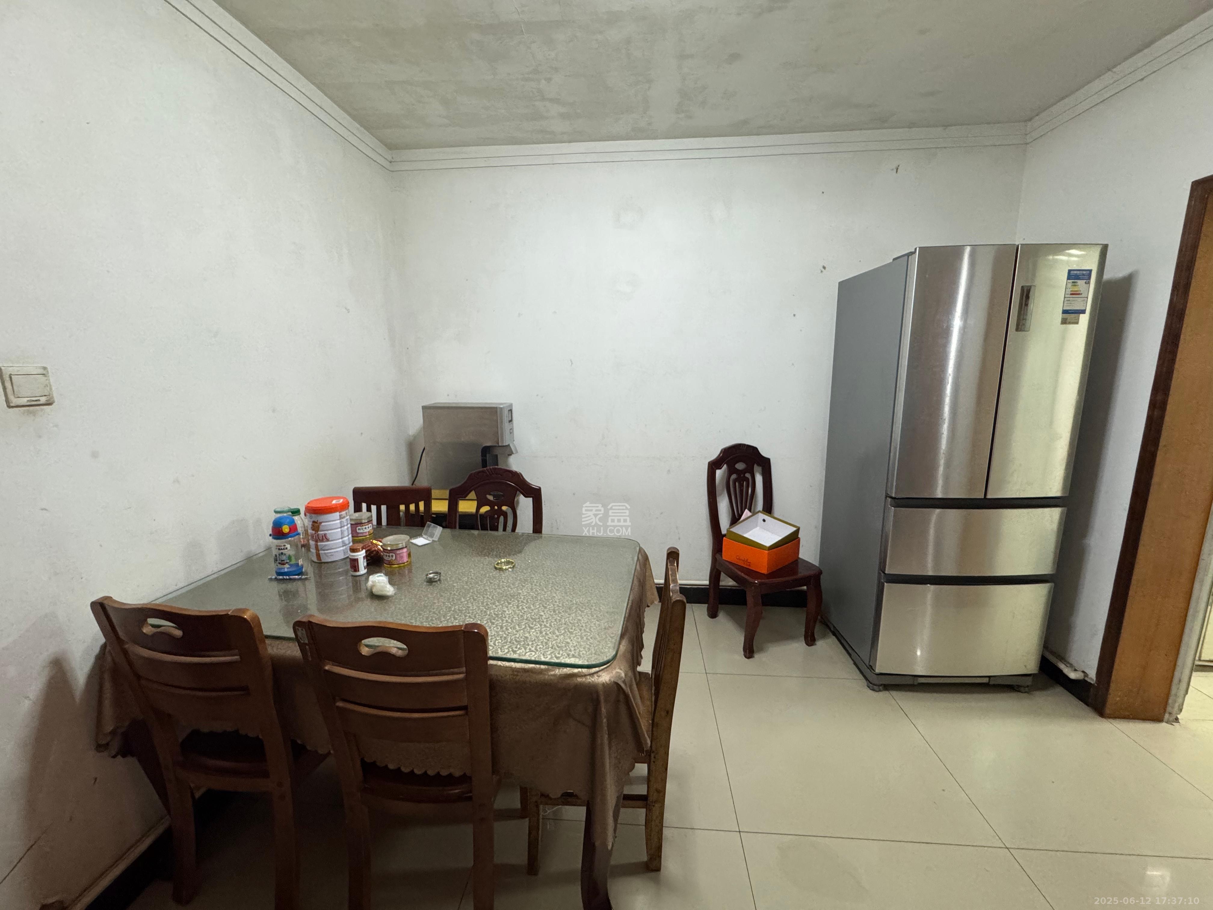 华宝公寓  3室1厅2卫    2500.0元/月 华宝公寓  3室1厅2卫    2500.0元/月室内图