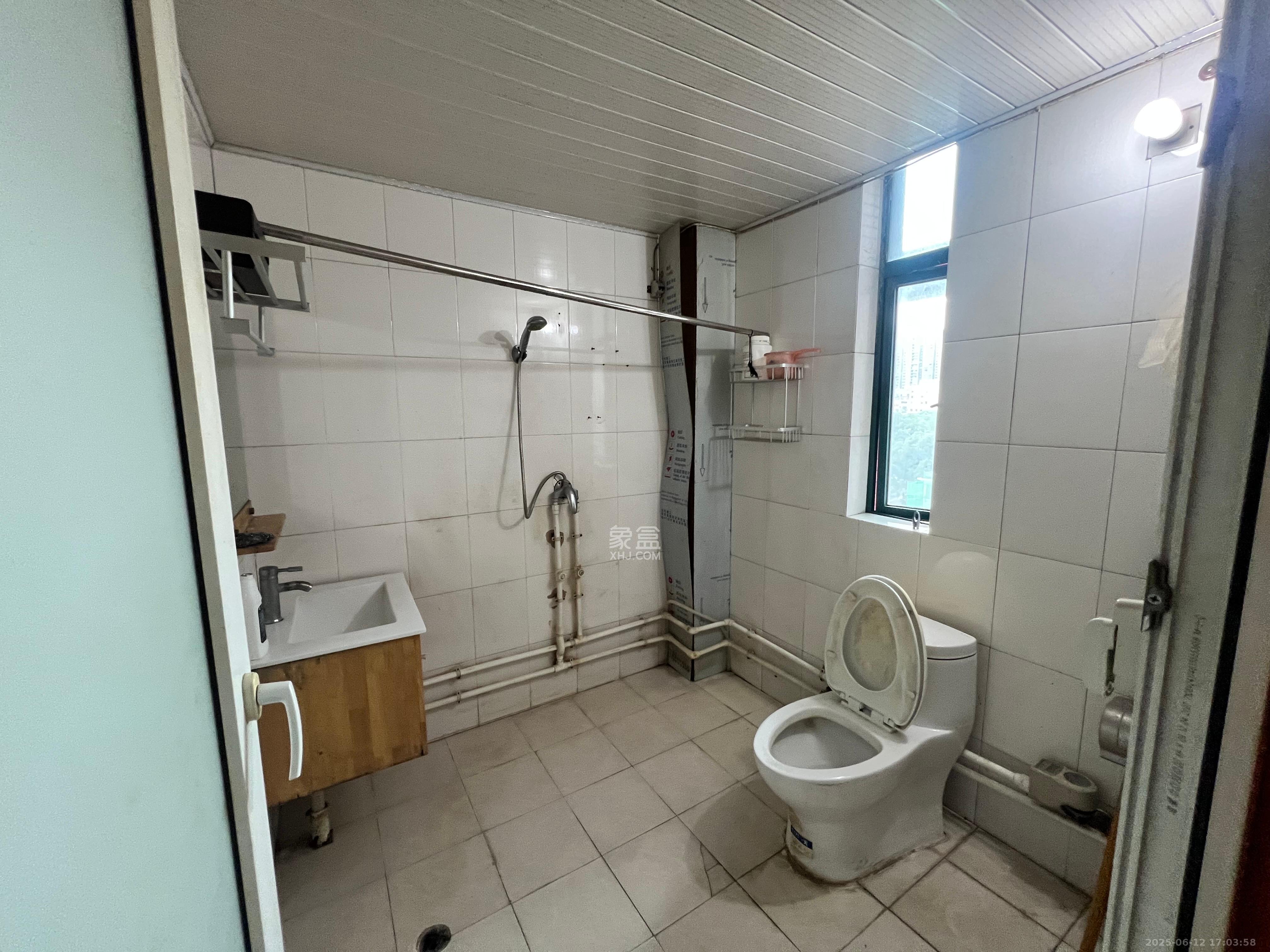 湘府东苑 3室2厅2卫 2300.0元/月 湘府东苑 3室2厅2卫 2300.0元/月室内图