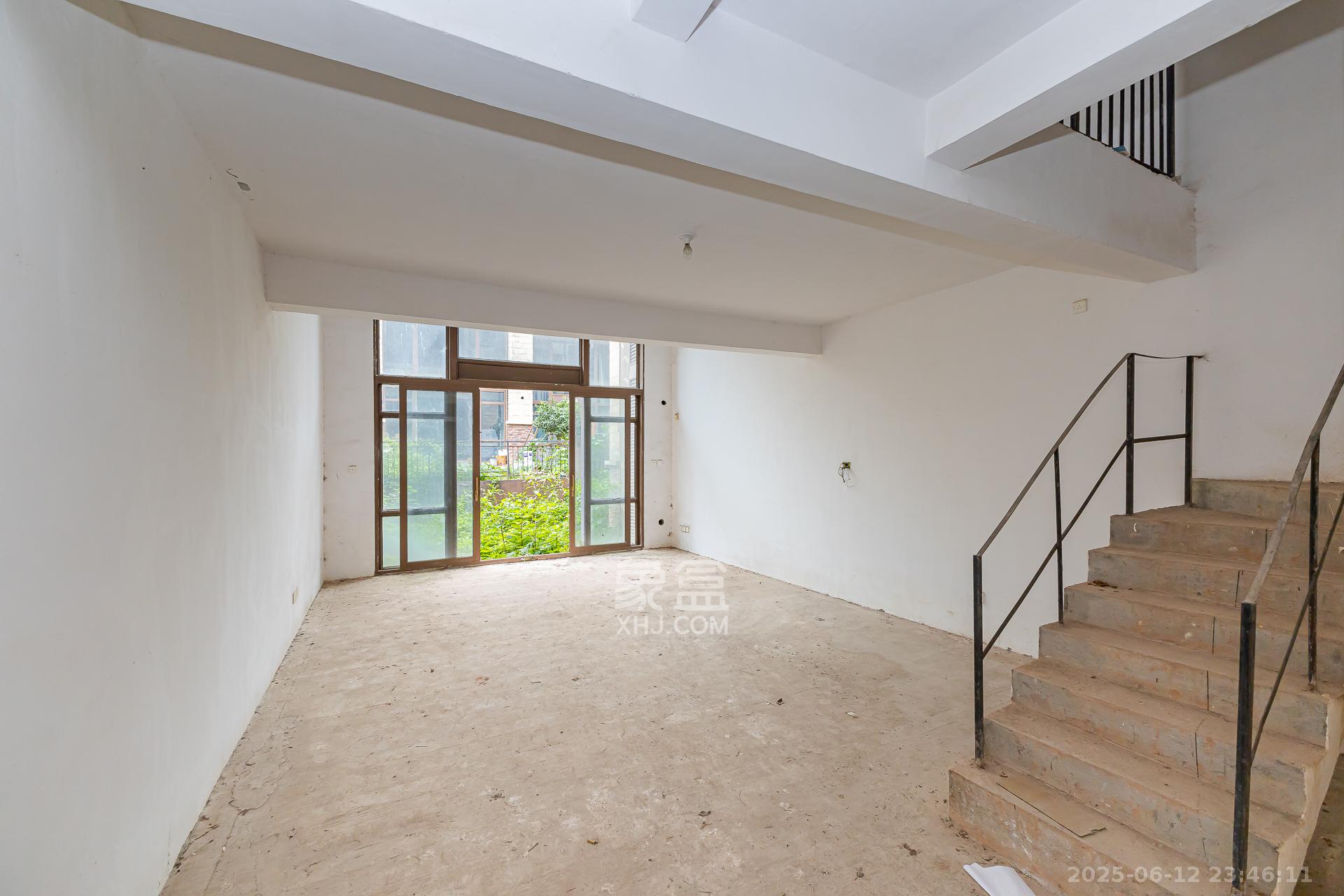 盈峰翠邸 4室2厅3卫 251.0万 盈峰翠邸 4室2厅3卫 251.0万客厅