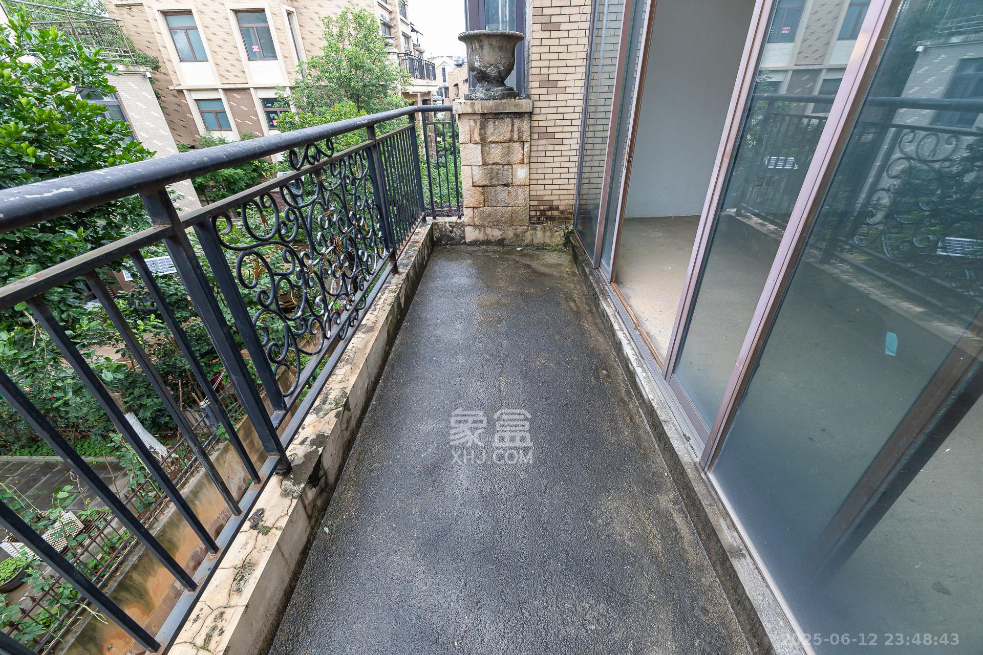 盈峰翠邸 5室2厅3卫 162.0万 盈峰翠邸 5室2厅3卫 162.0万阳台