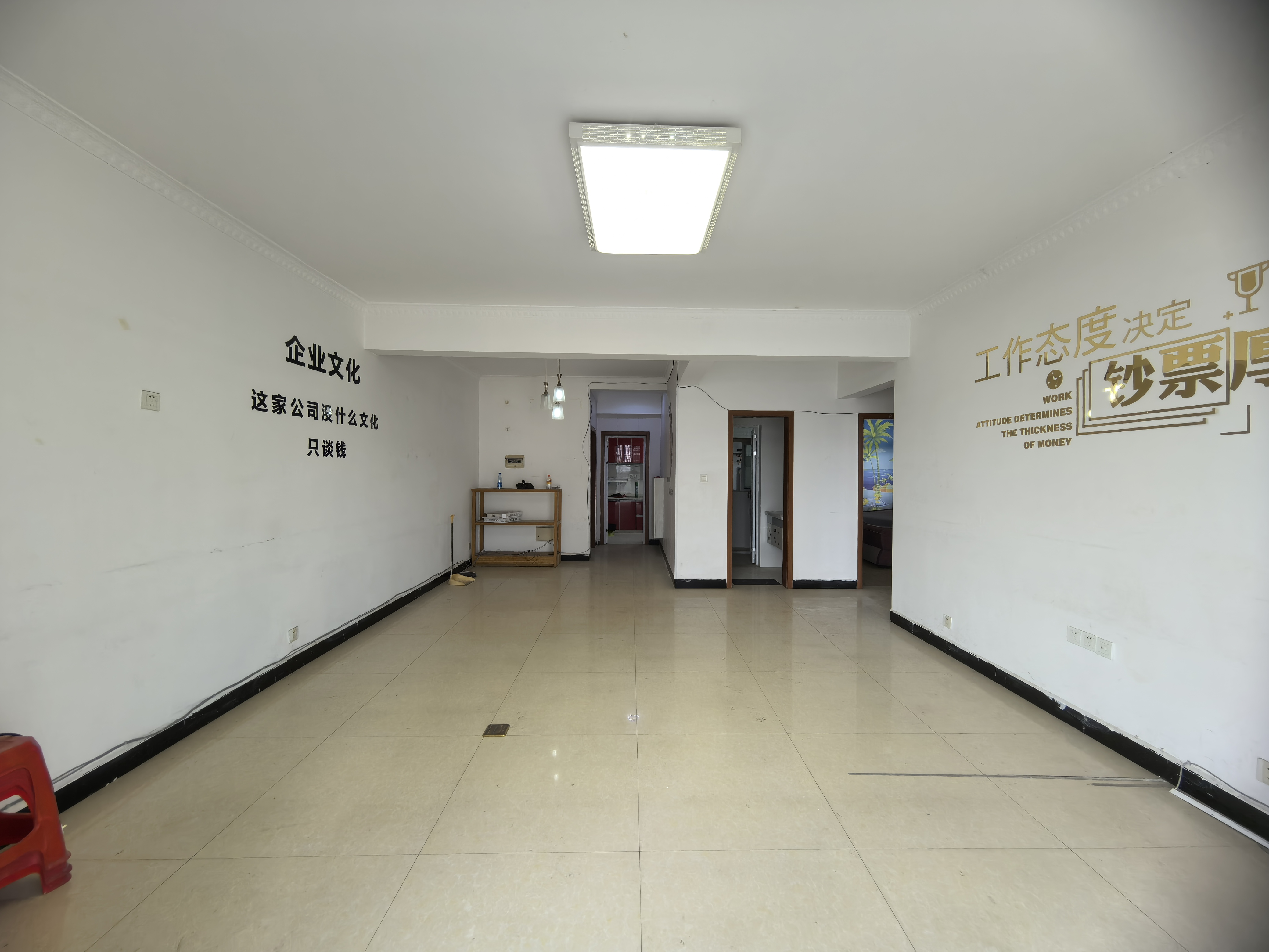 龙城街  4室2厅2卫   2000.00元/月室内图