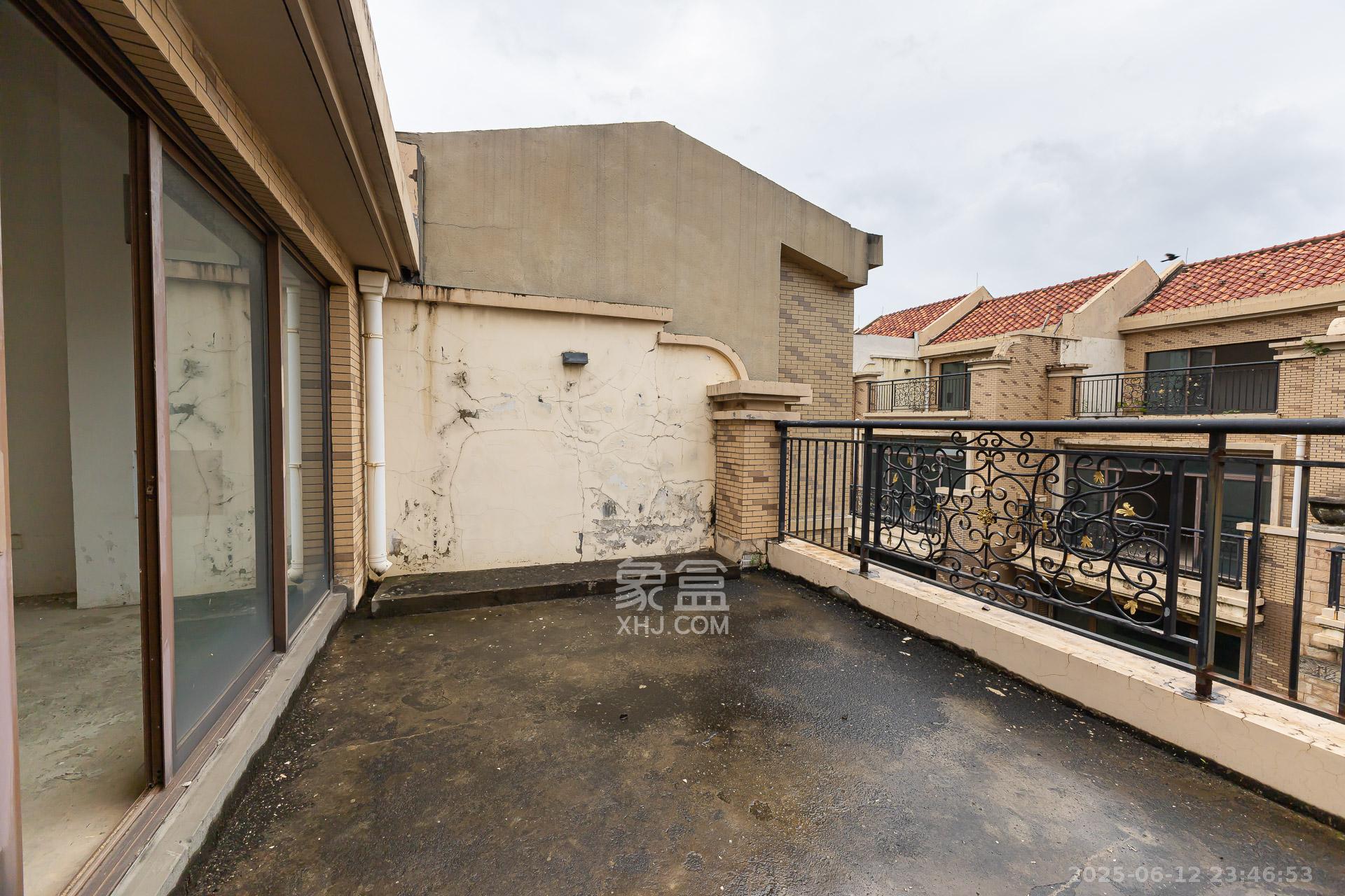 盈峰翠邸 4室2厅3卫 251.0万 盈峰翠邸 4室2厅3卫 251.0万阳台