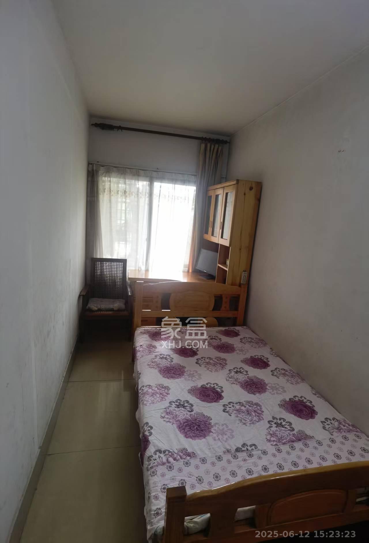 东汉公寓  3室1厅2卫    2000.0元/月室内图