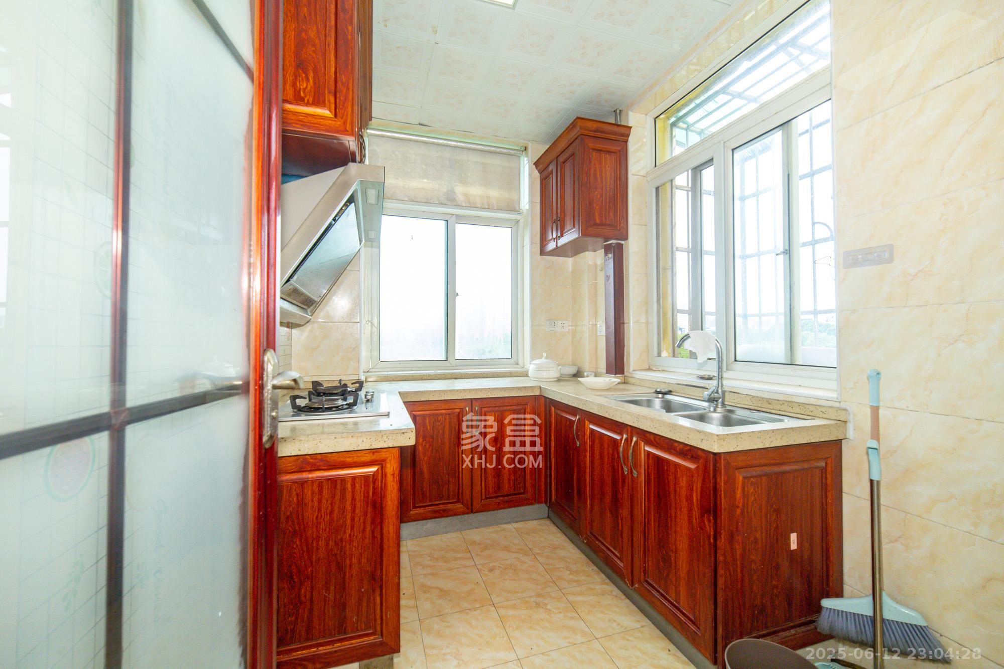 领秀星城(领秀新城)  3室2厅2卫    51.8万 领秀星城(领秀新城)  3室2厅2卫    51.8万厨房