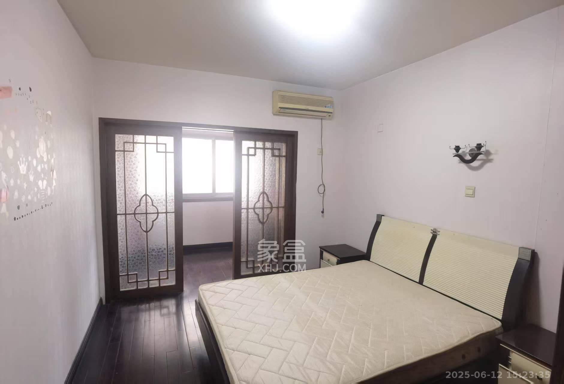 东汉公寓  3室1厅2卫    2000.0元/月室内图