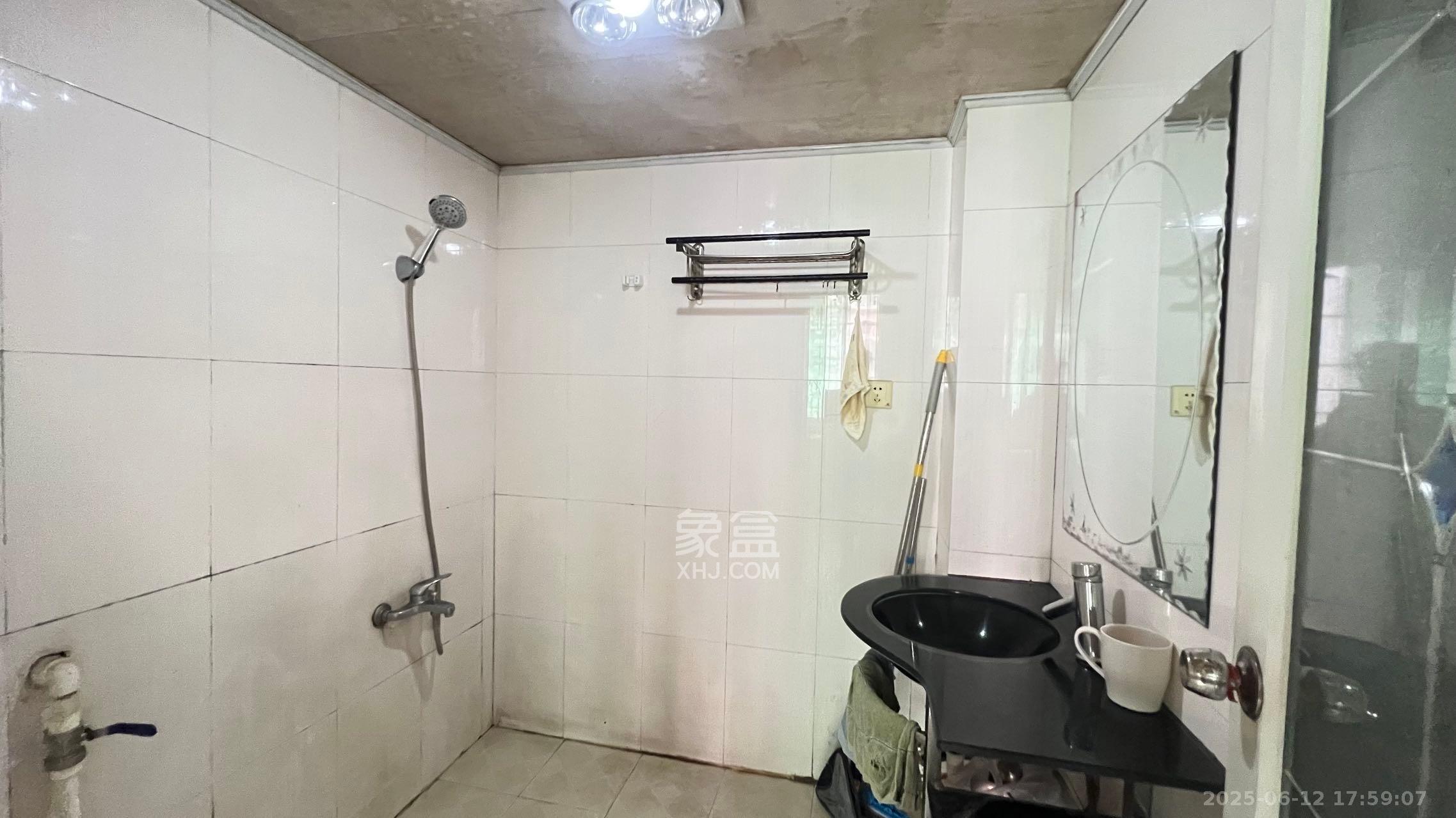 中南汽车世界  2室2厅1卫   1100.00元/月室内图