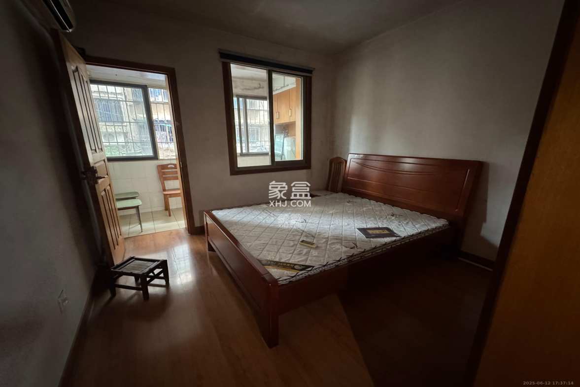 华宝公寓  3室1厅2卫    2500.0元/月 华宝公寓  3室1厅2卫    2500.0元/月室内图