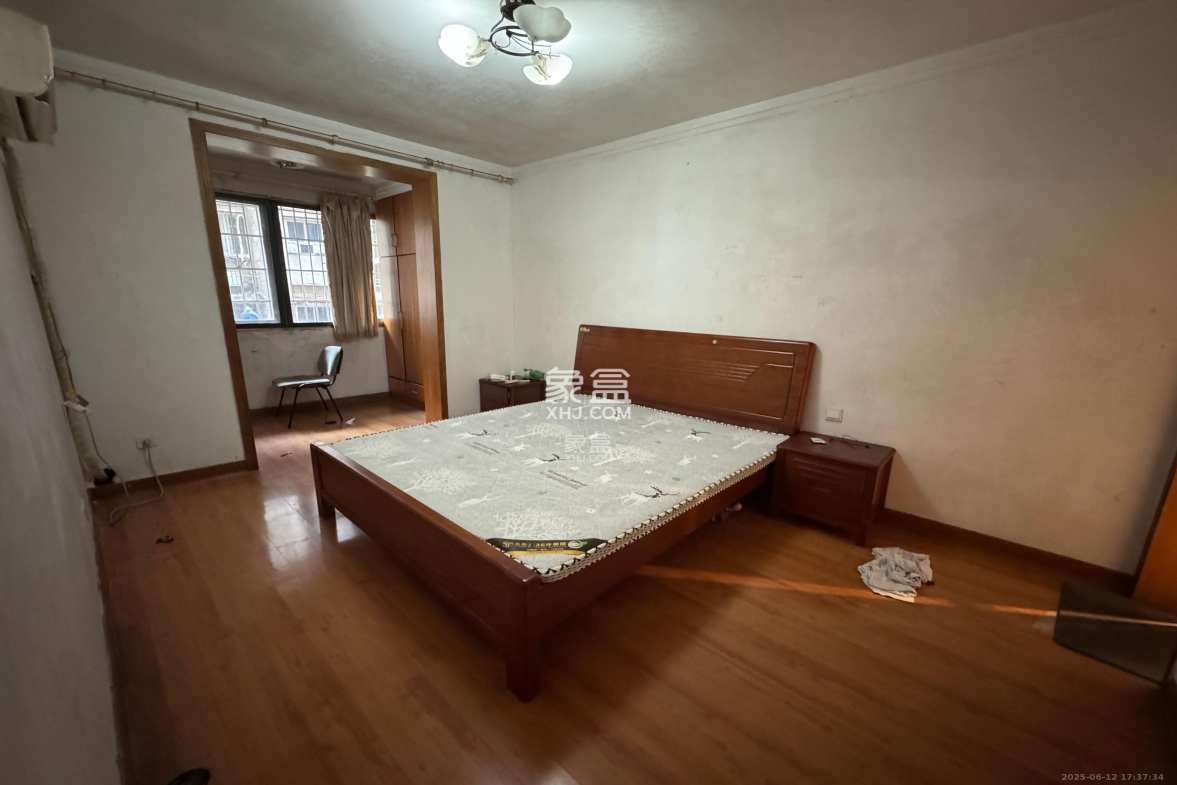 华宝公寓  3室1厅2卫    2500.0元/月 华宝公寓  3室1厅2卫    2500.0元/月室内图