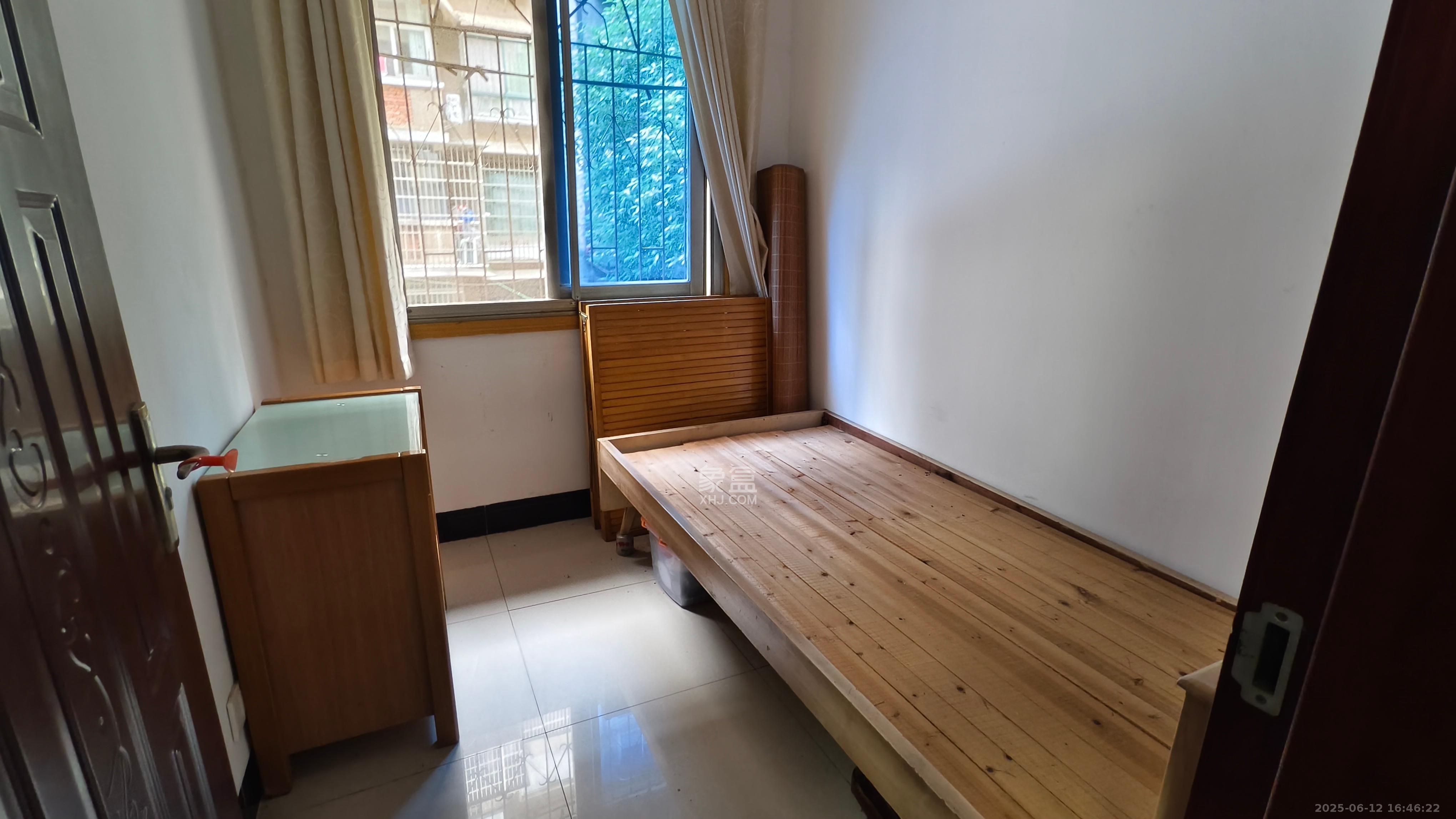 长监宿舍  3室1厅1卫   1600.00元/月室内图