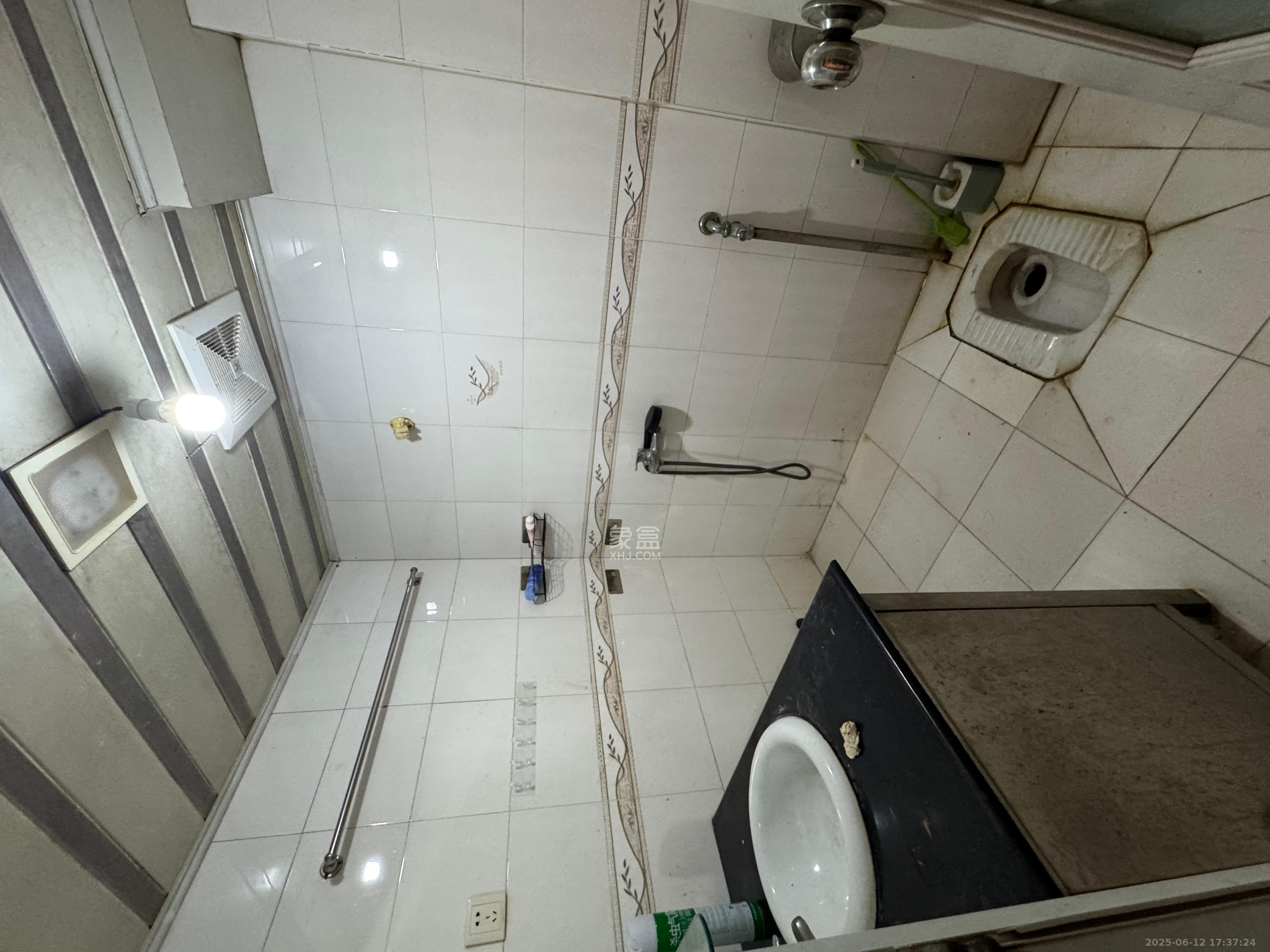 华宝公寓  3室1厅2卫   2500.00元/月室内图