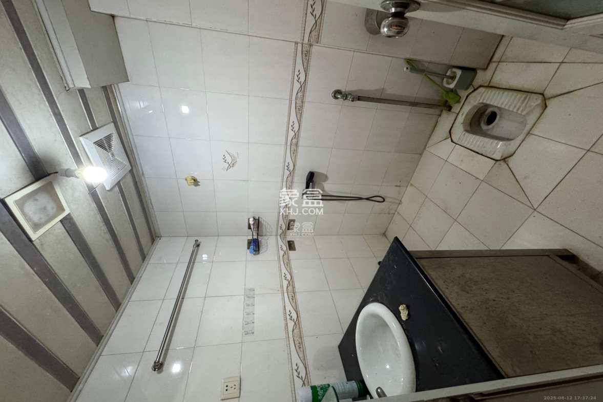 华宝公寓  3室1厅2卫    2500.0元/月 华宝公寓  3室1厅2卫    2500.0元/月室内图