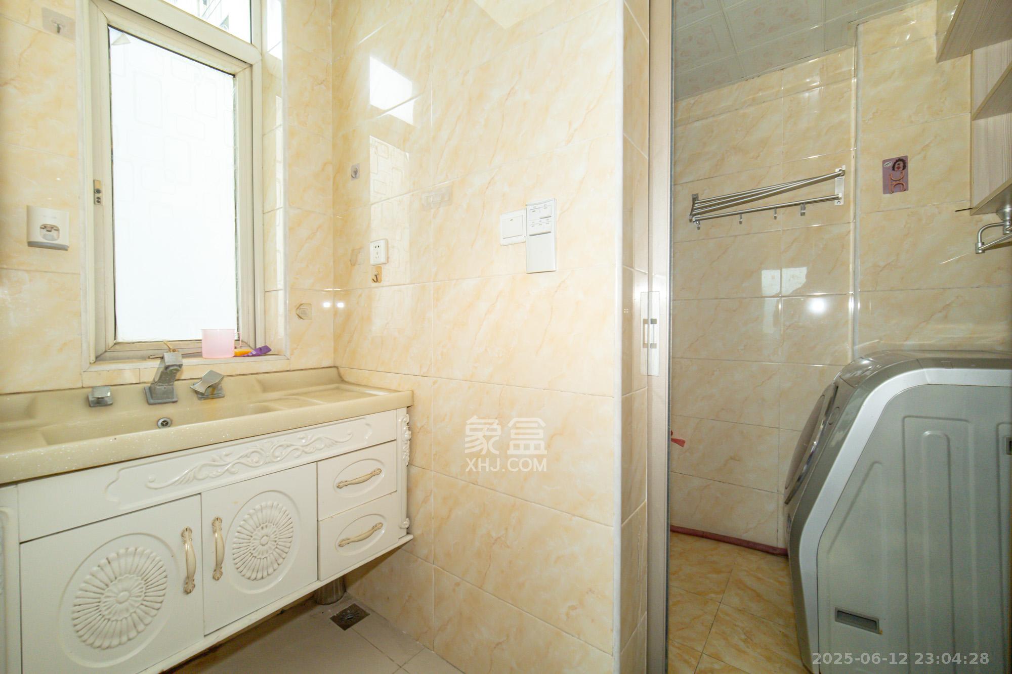 领秀星城(领秀新城)  3室2厅2卫    51.8万 领秀星城(领秀新城)  3室2厅2卫    51.8万卫生间