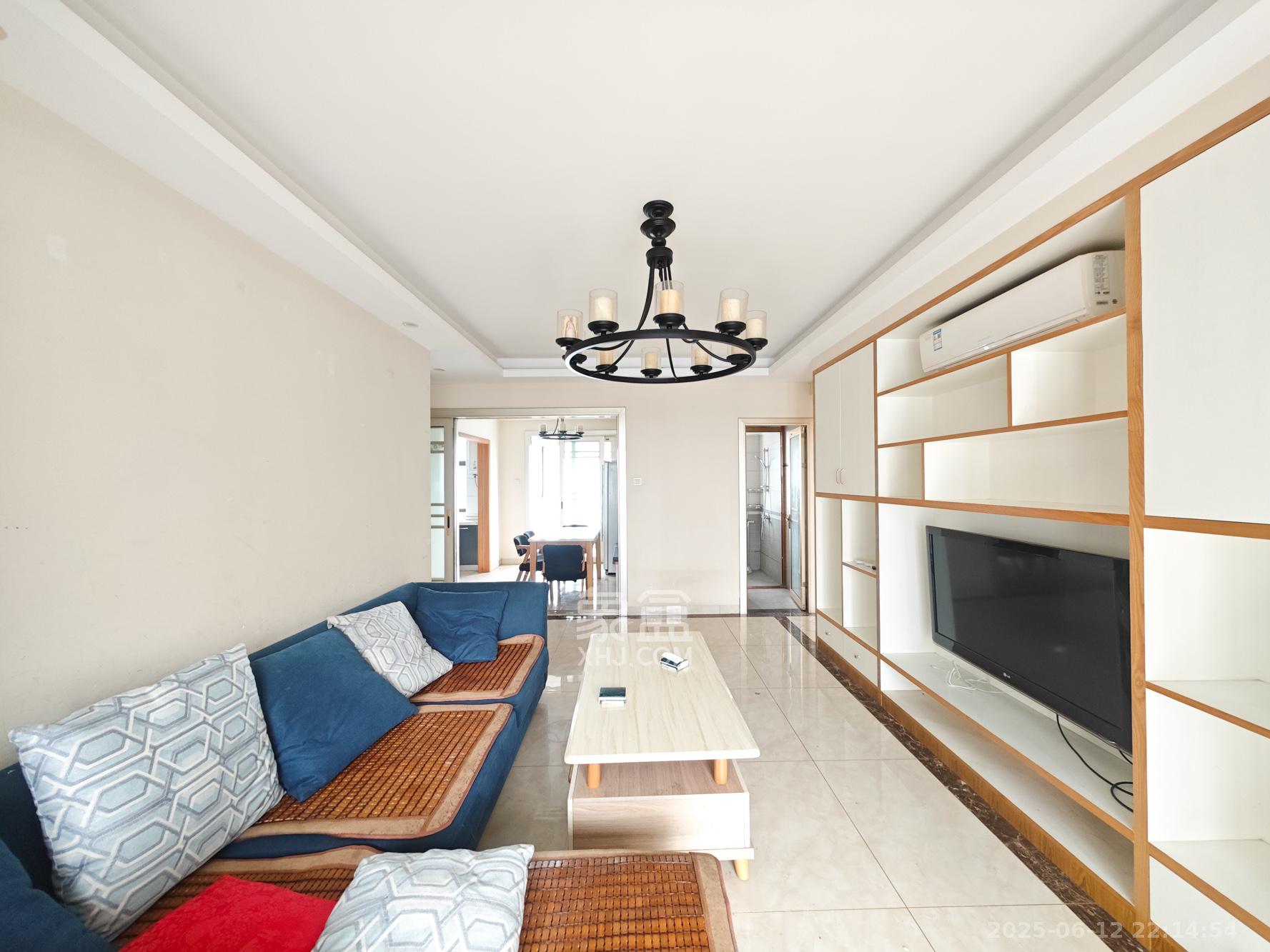 卓越蔚蓝城邦 3室2厅2卫 95.0万 卓越蔚蓝城邦 3室2厅2卫 95.0万客厅